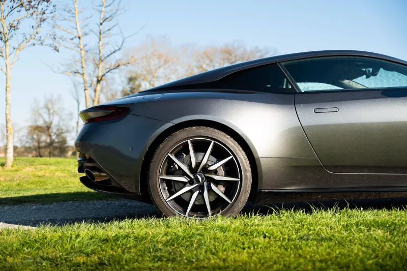 Aston Martin-DB11 COUPE-DB11 Coupé 5.2 Biturbo V12 Aston Martin-DB11 COUPE-d'occasion chez Aston Martin Lyon