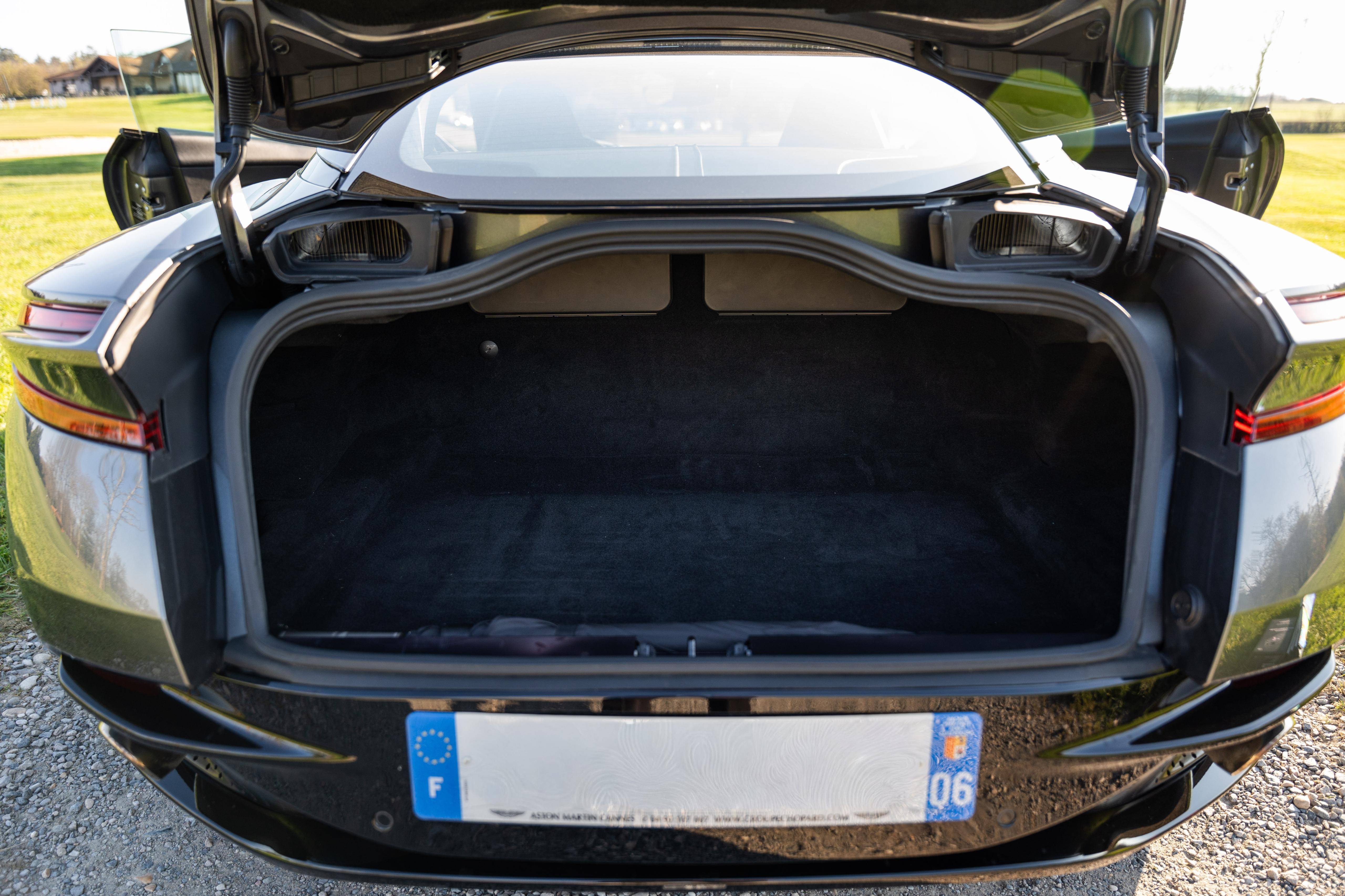 DB11 COUPE DB11 Coup&eacute; 5.2 Biturbo V12 &mdash; 6