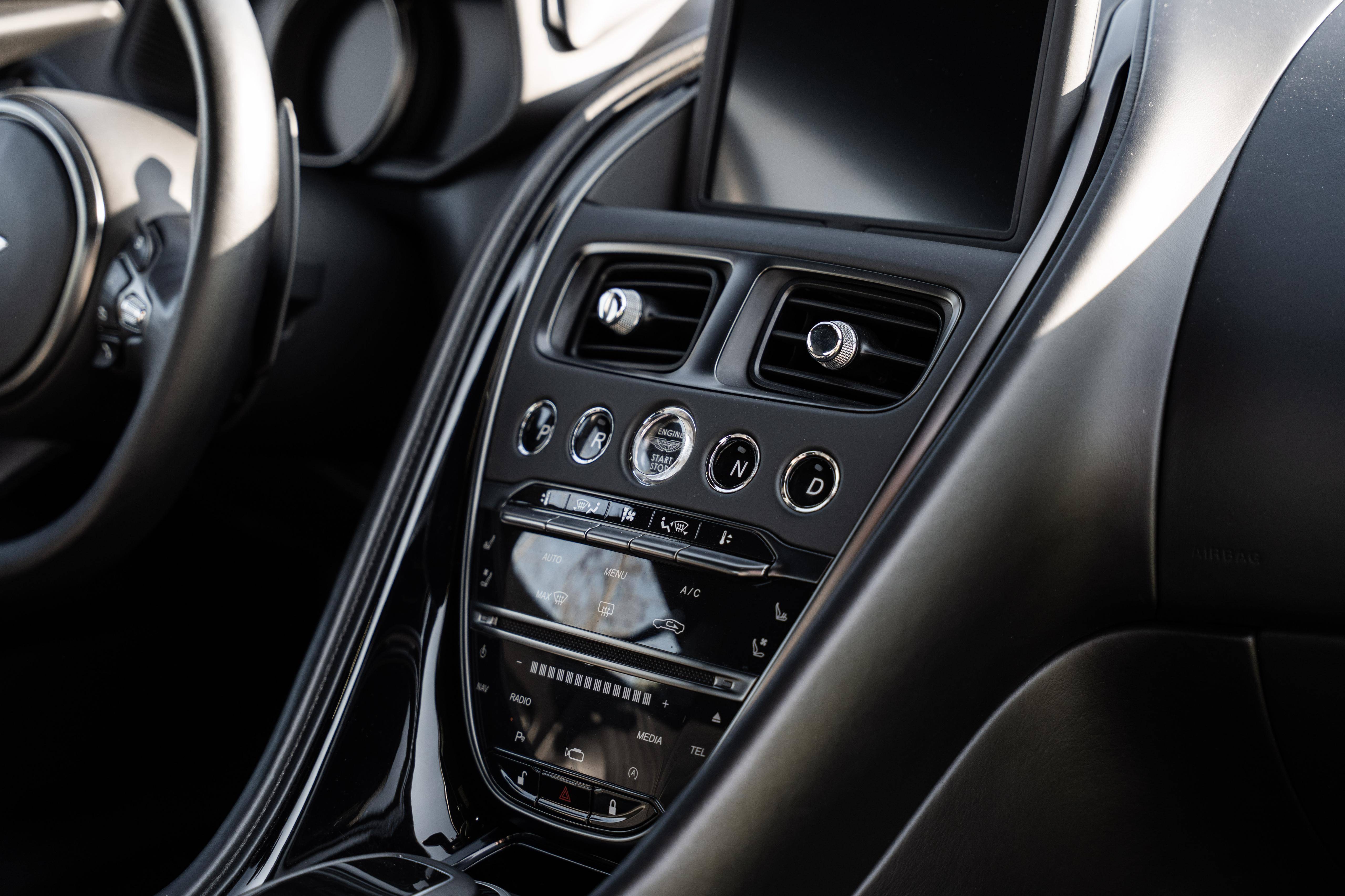 DB11 COUPE DB11 Coup&eacute; 5.2 Biturbo V12 &mdash; 9