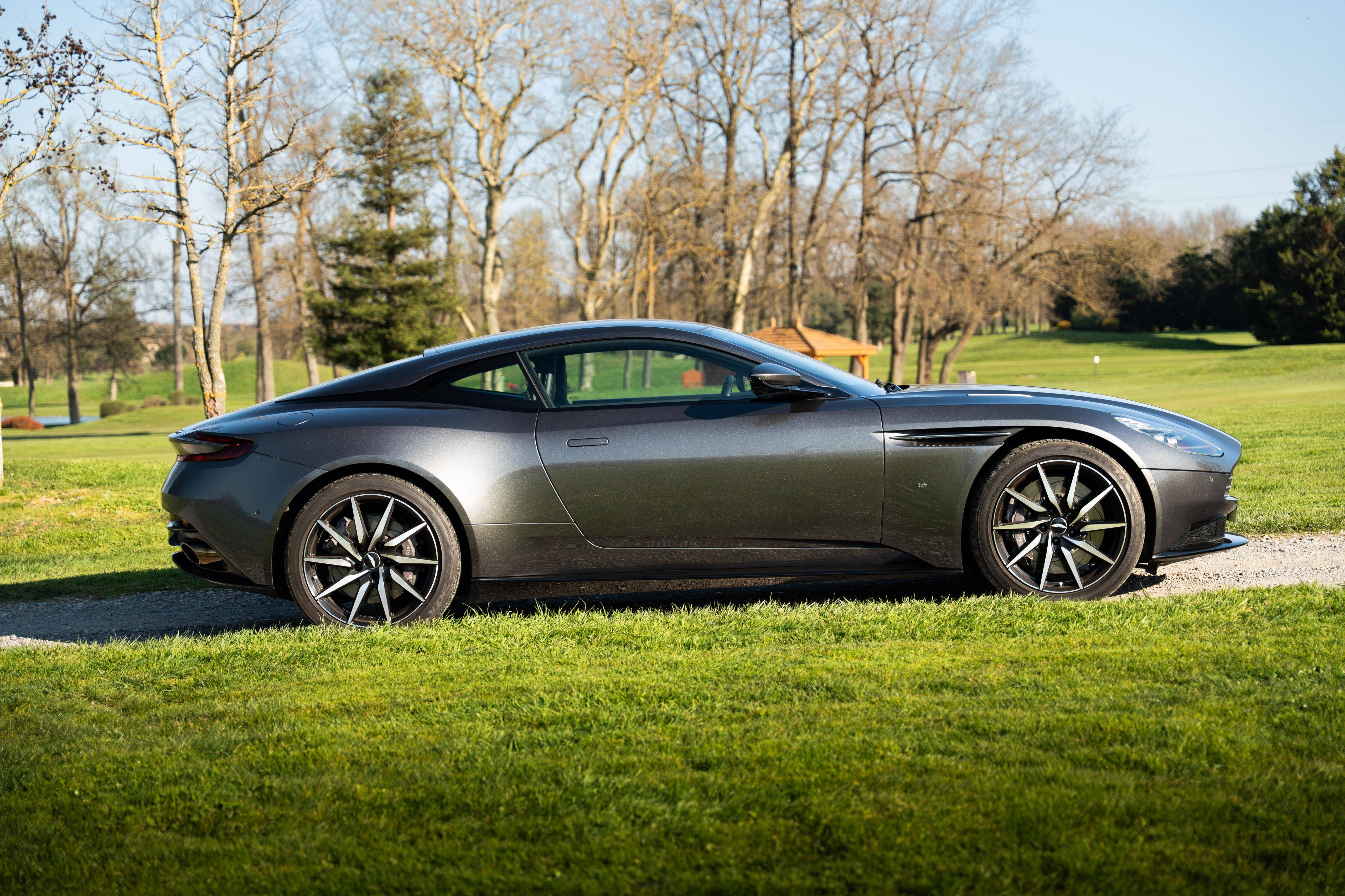 DB11 COUPE DB11 Coup&eacute; 5.2 Biturbo V12 &mdash; 13