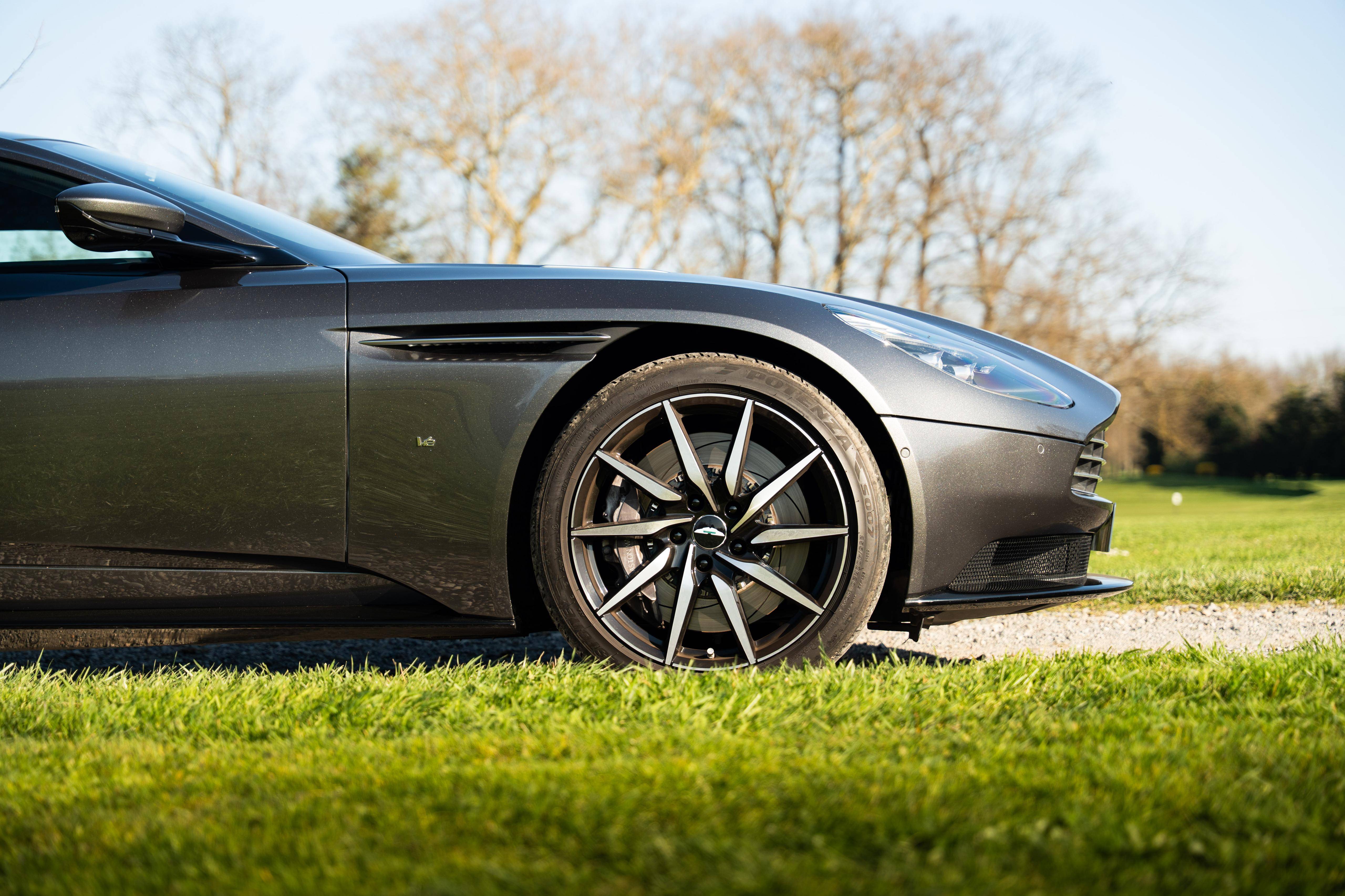 DB11 COUPE DB11 Coup&eacute; 5.2 Biturbo V12 &mdash; 19