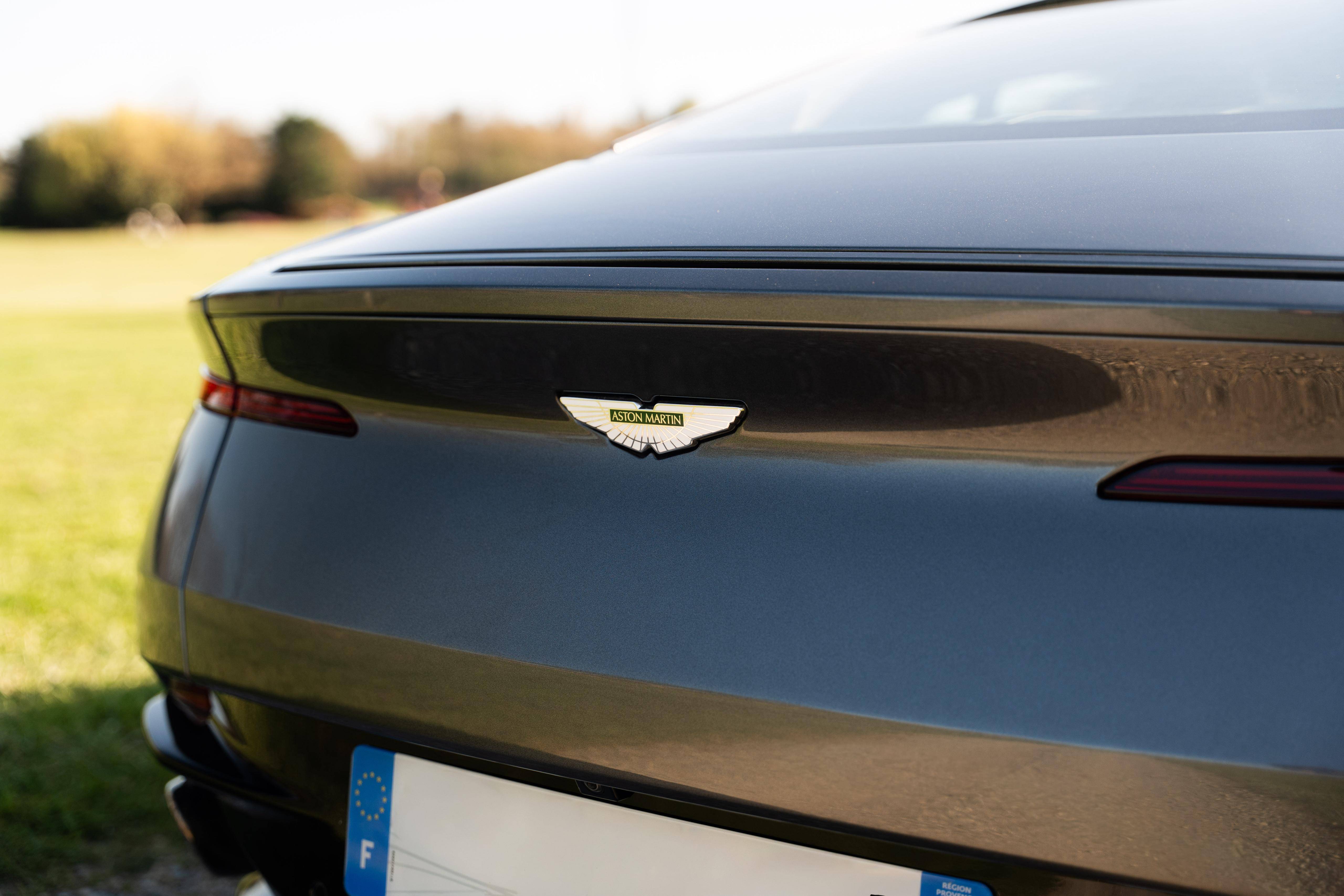 DB11 COUPE DB11 Coup&eacute; 5.2 Biturbo V12 &mdash; 21