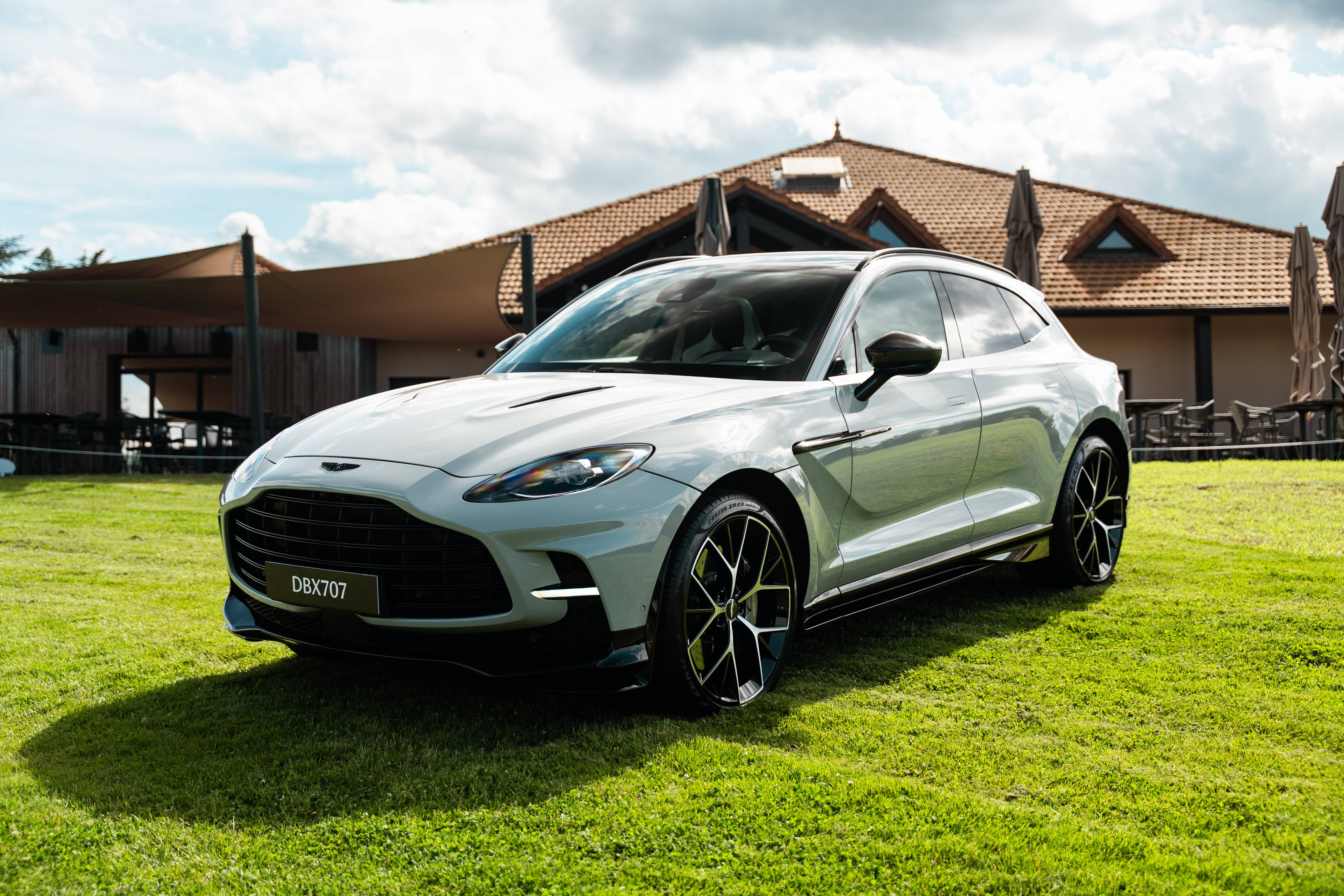 DBX707 DBX707 4.0 Biturbo V8 &mdash; 1