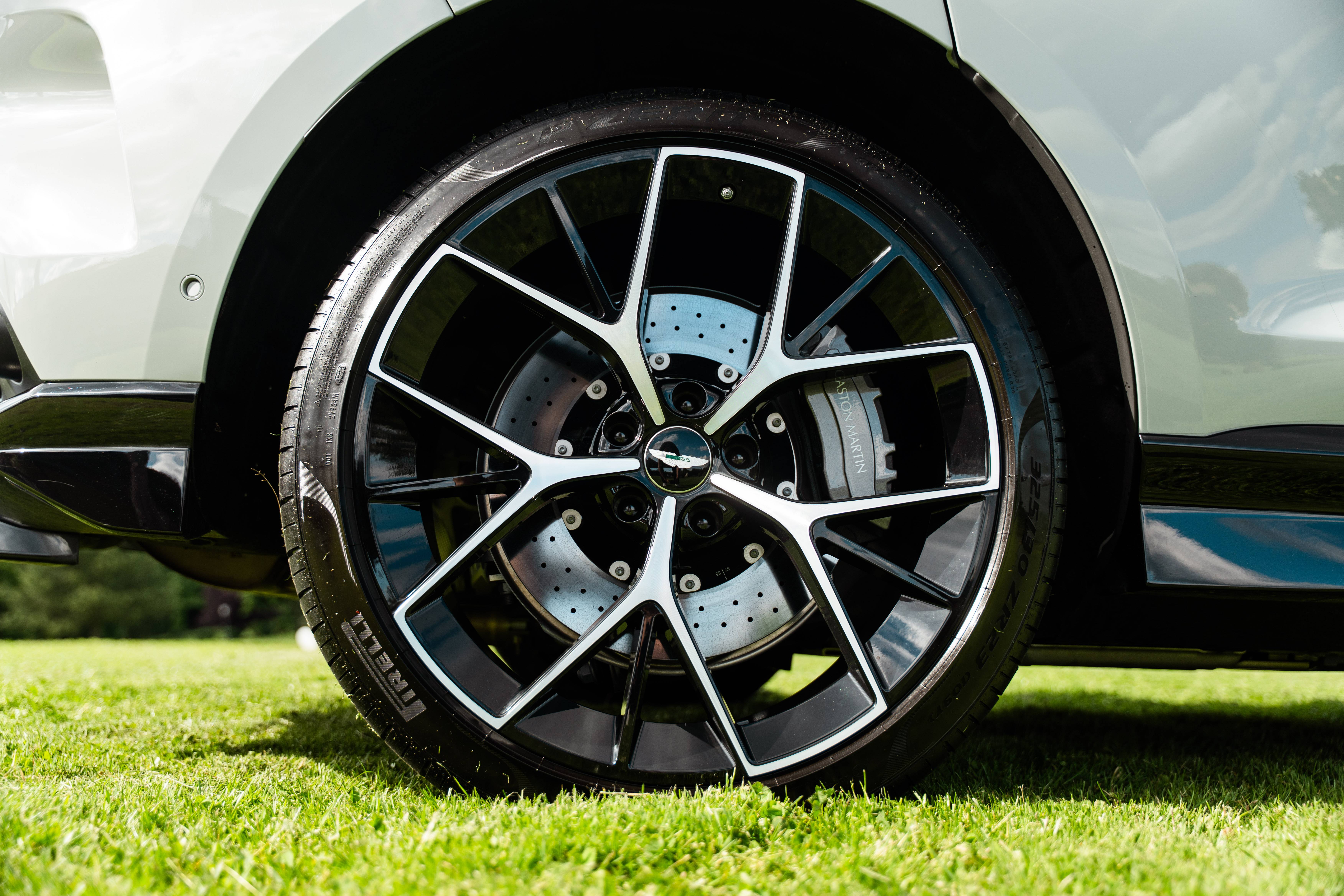 DBX707 DBX707 4.0 Biturbo V8 &mdash; 4