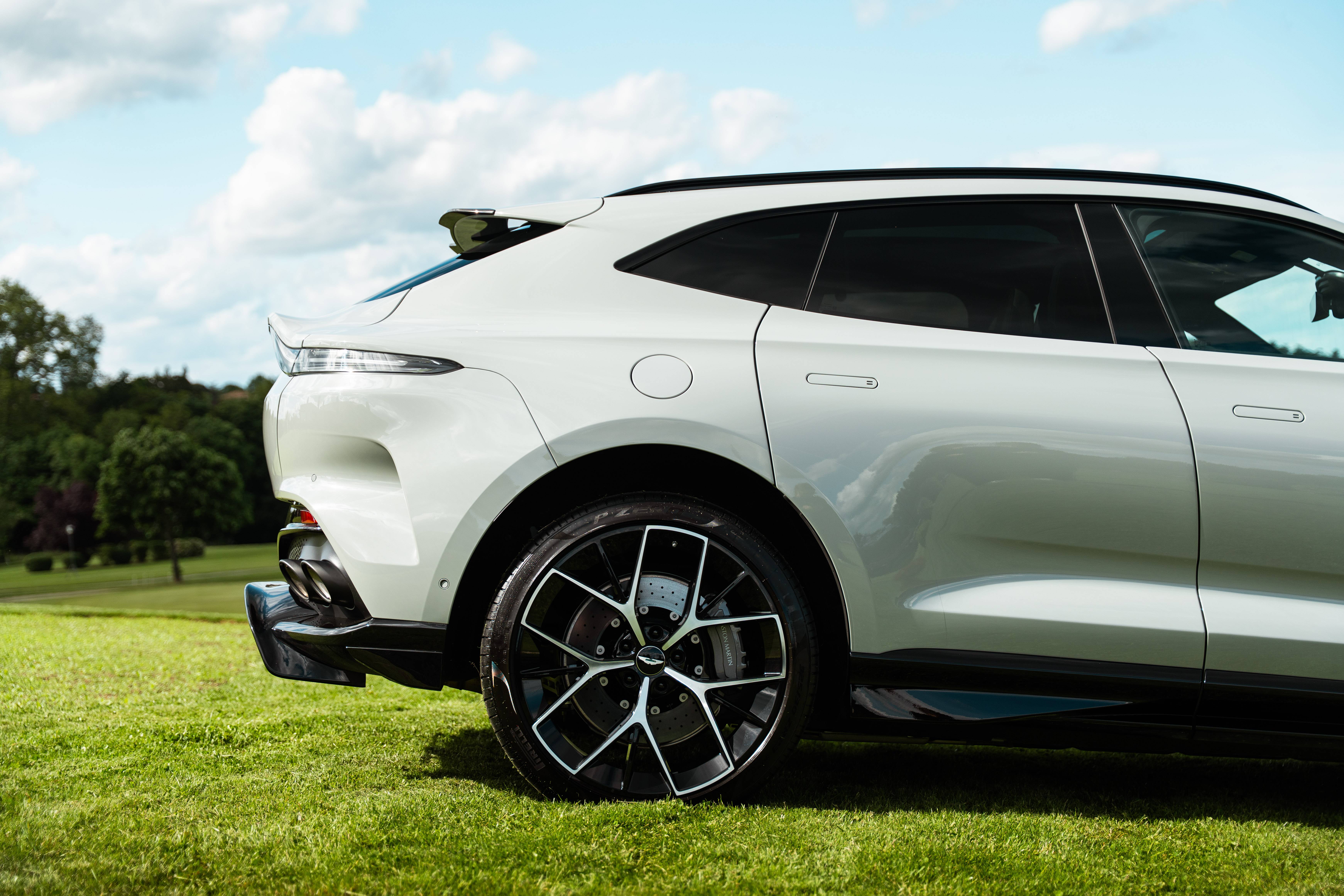 DBX707 DBX707 4.0 Biturbo V8 &mdash; 5