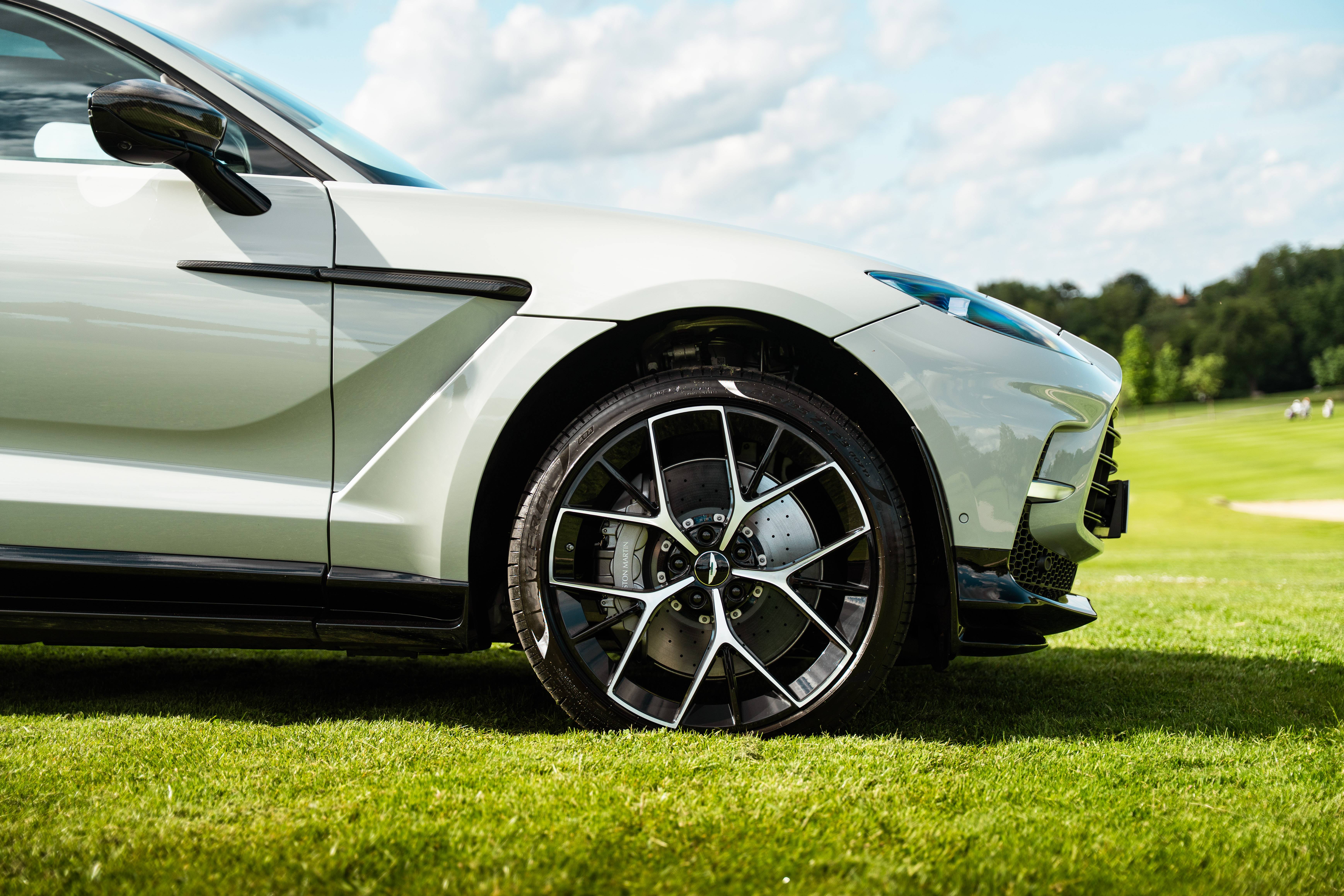 DBX707 DBX707 4.0 Biturbo V8 &mdash; 6