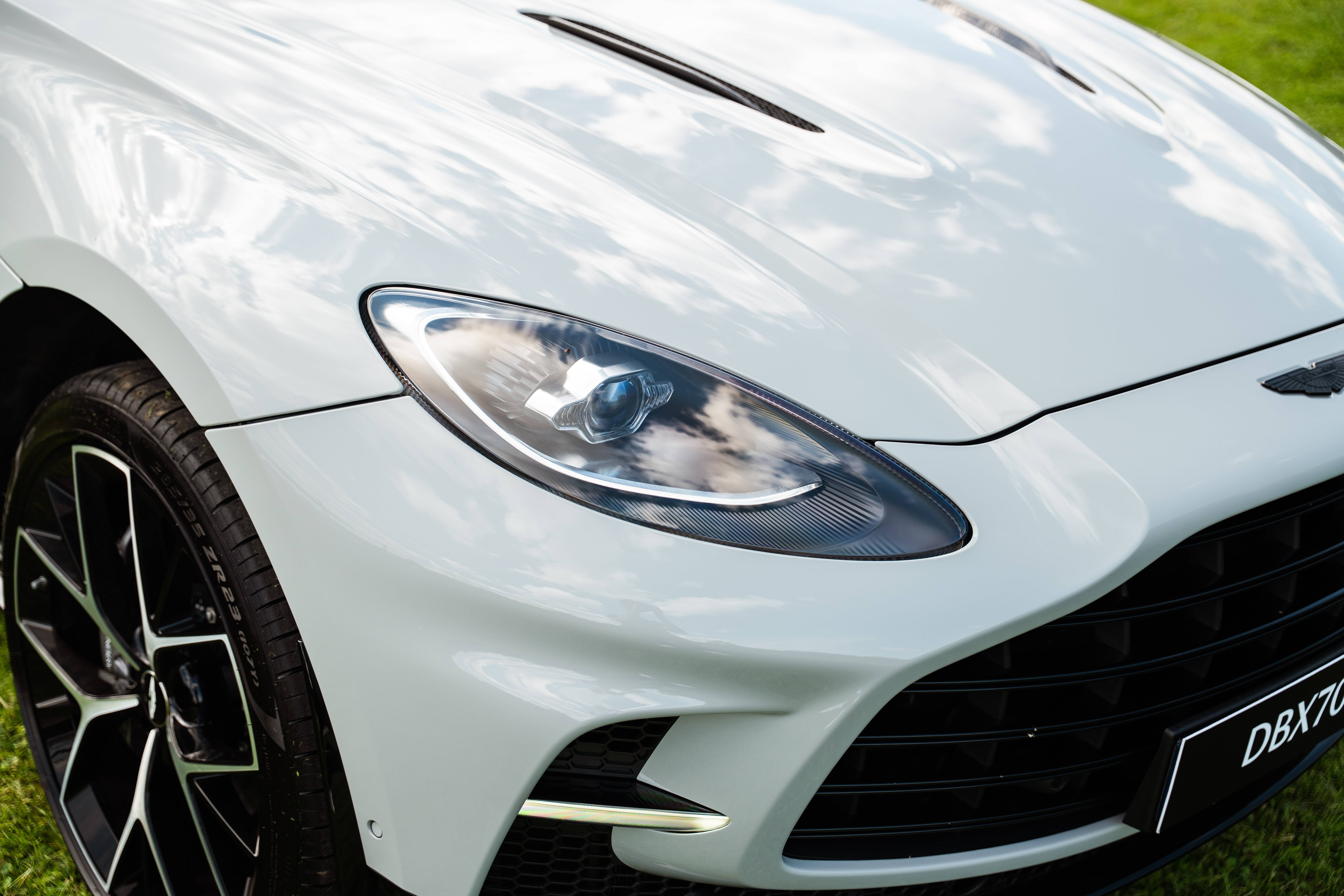 DBX707 DBX707 4.0 Biturbo V8 &mdash; 14