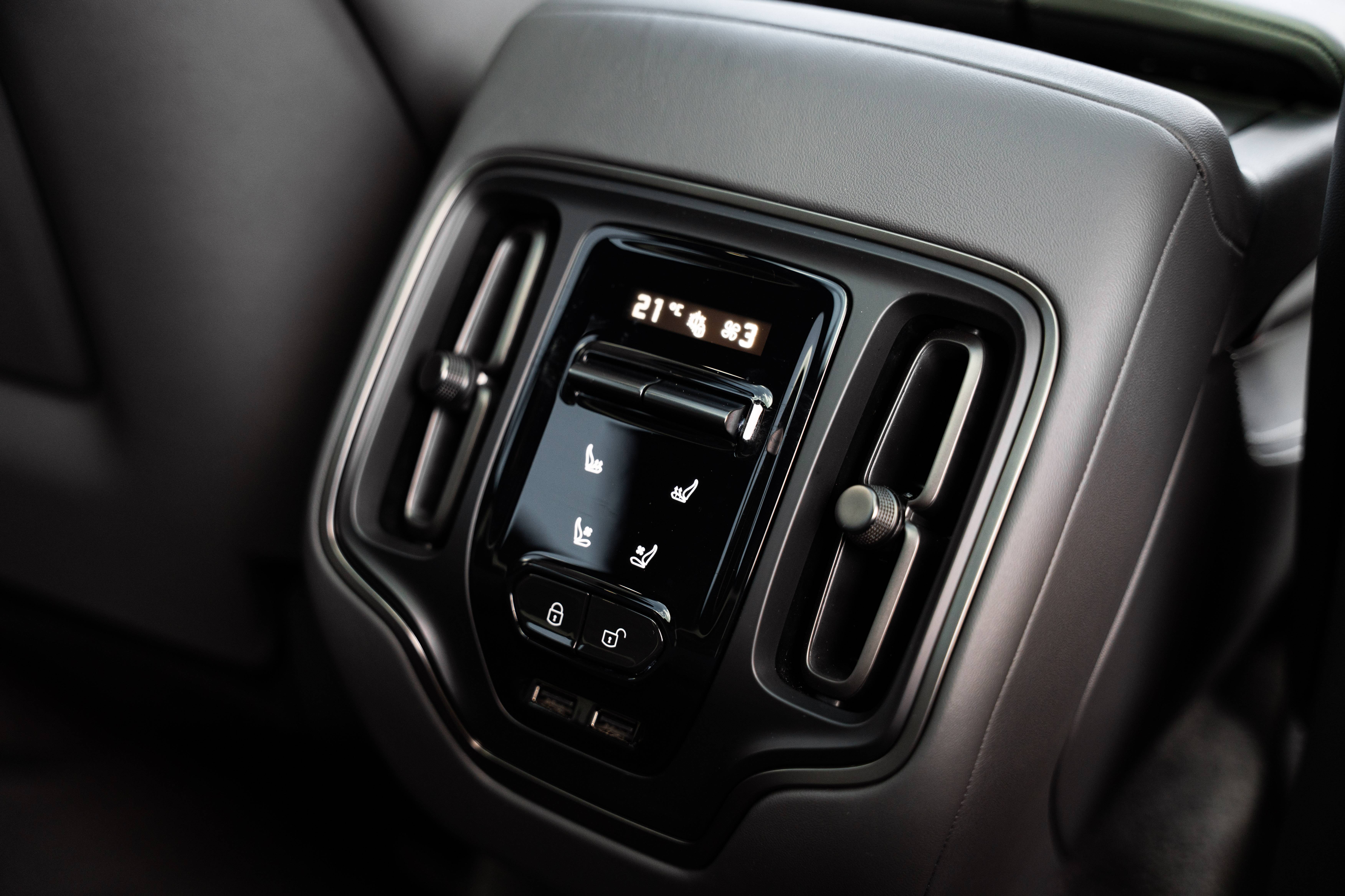 DBX707 DBX707 4.0 Biturbo V8 &mdash; 18