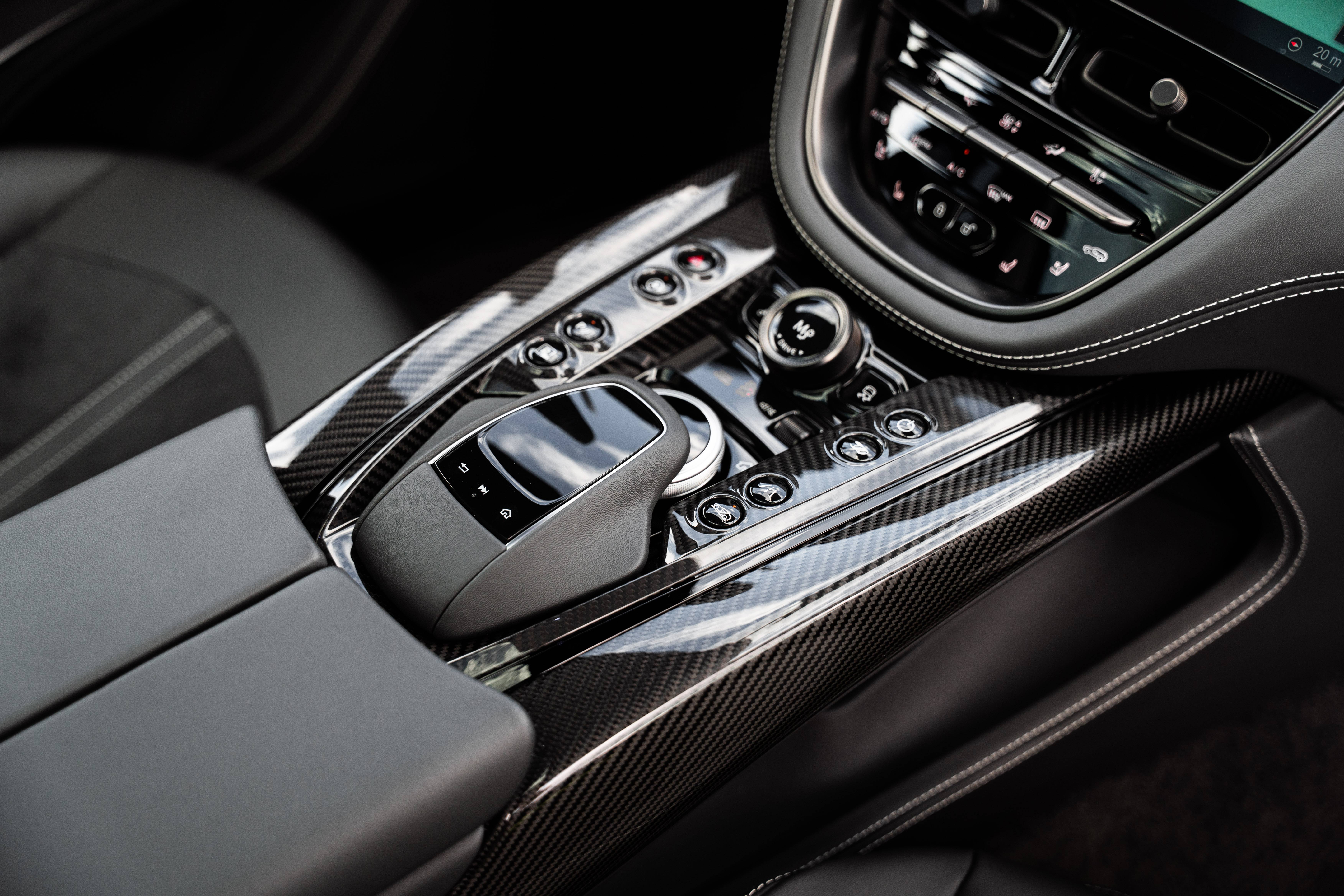 DBX707 DBX707 4.0 Biturbo V8 &mdash; 19