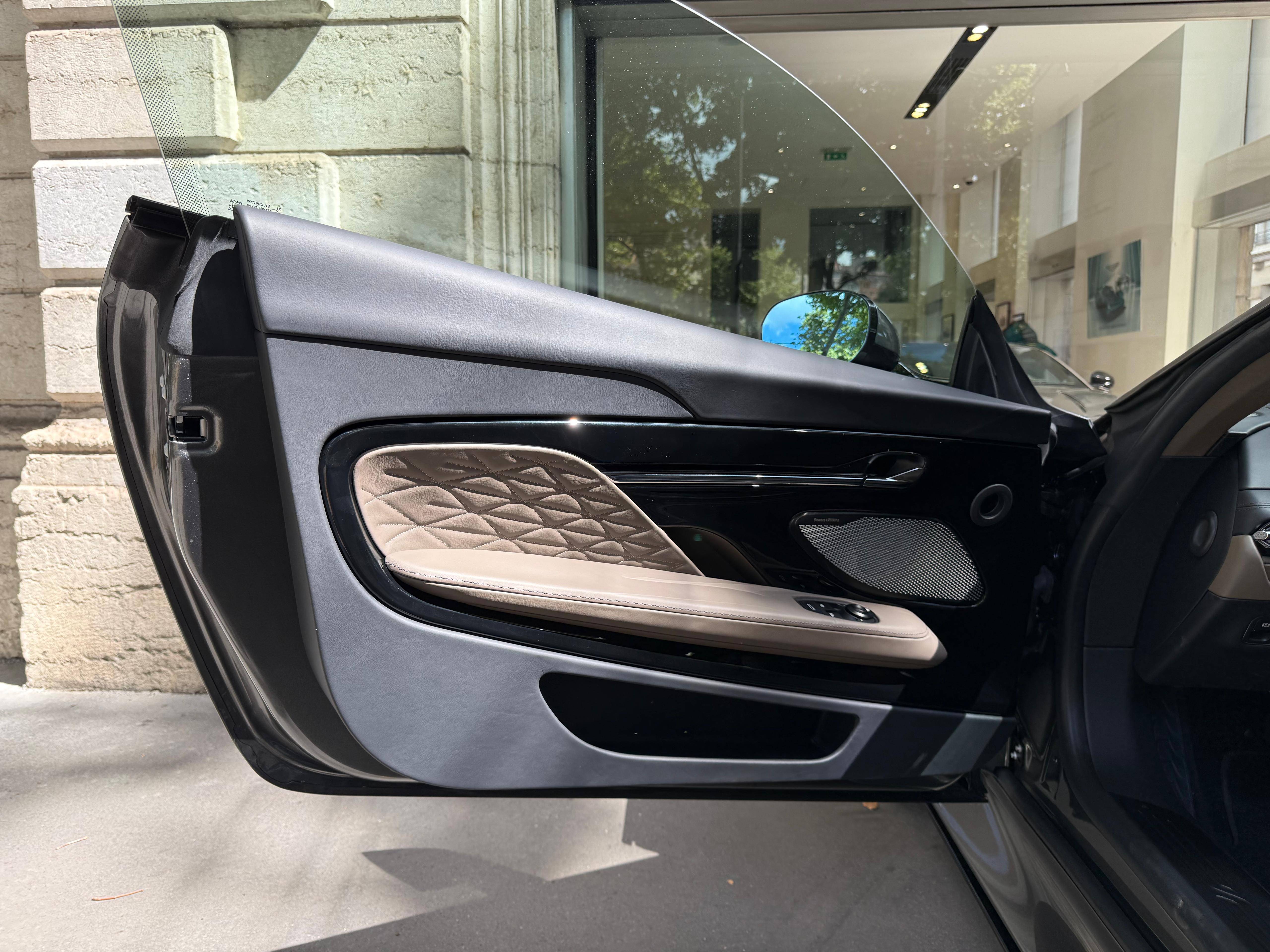 DB11 COUPE DB12 Coup&eacute; 4.0 Biturbo V8 &mdash; 2