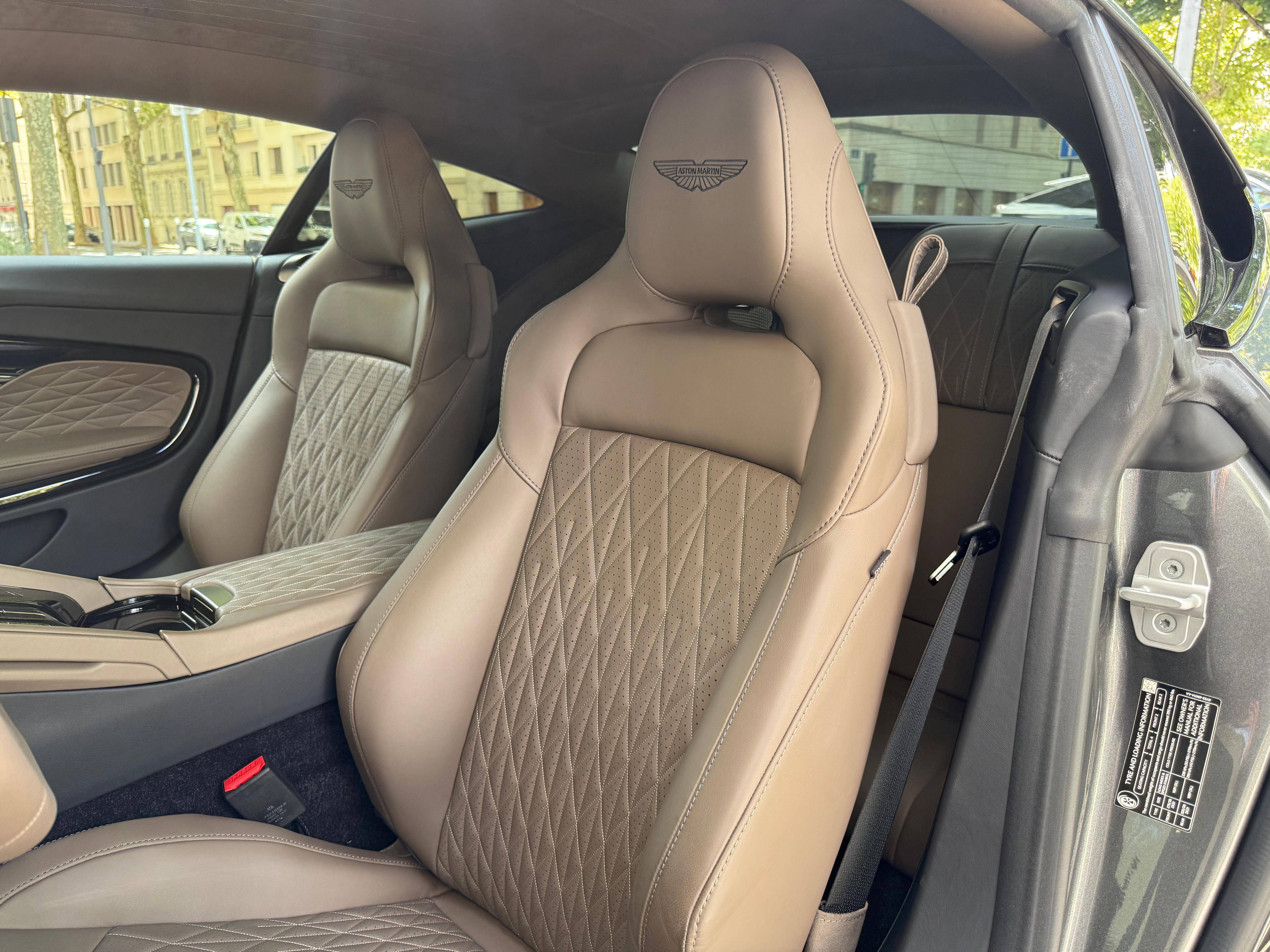 DB11 COUPE DB12 Coup&eacute; 4.0 Biturbo V8 &mdash; 4