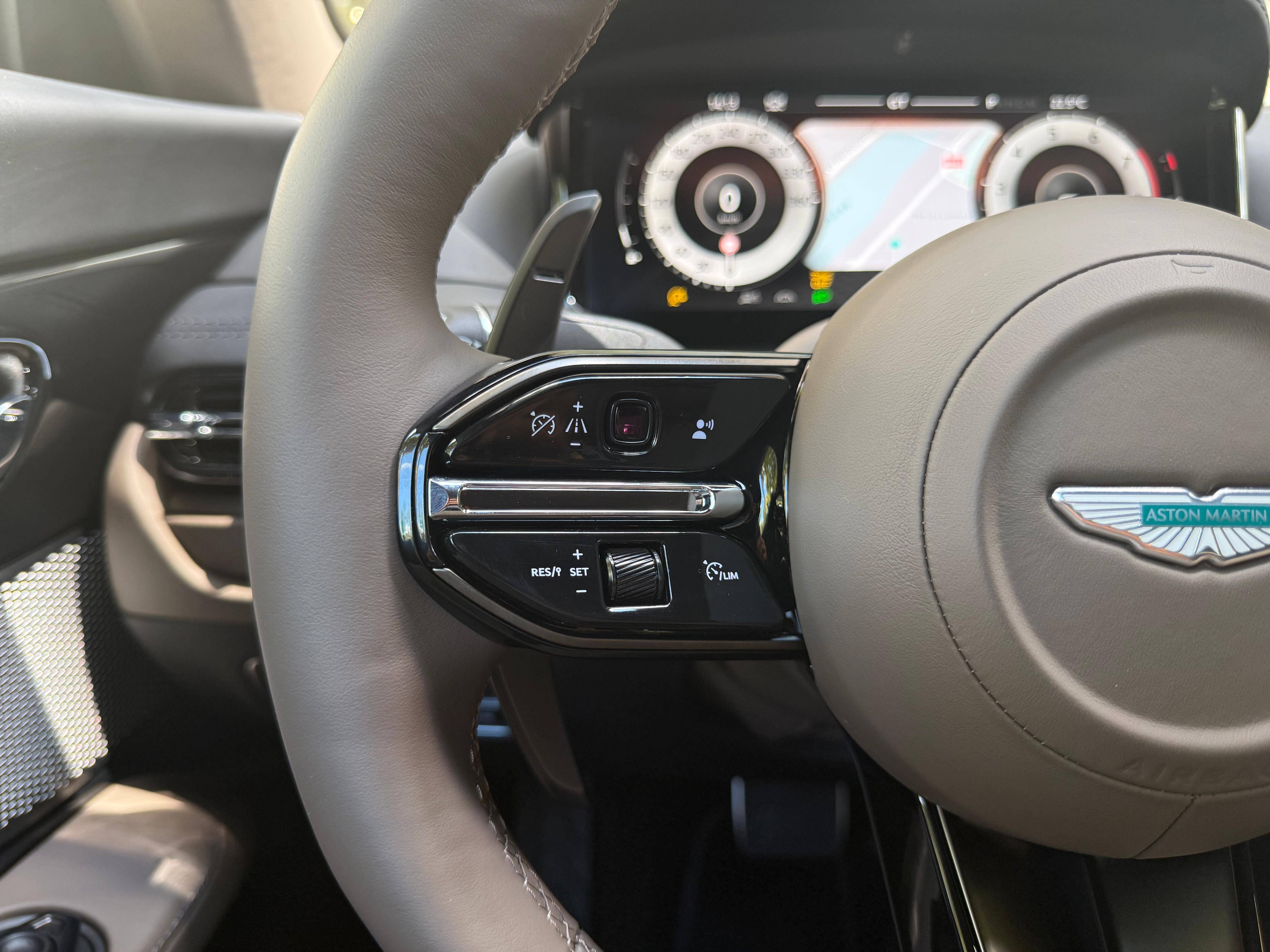 DB11 COUPE DB12 Coup&eacute; 4.0 Biturbo V8 &mdash; 10