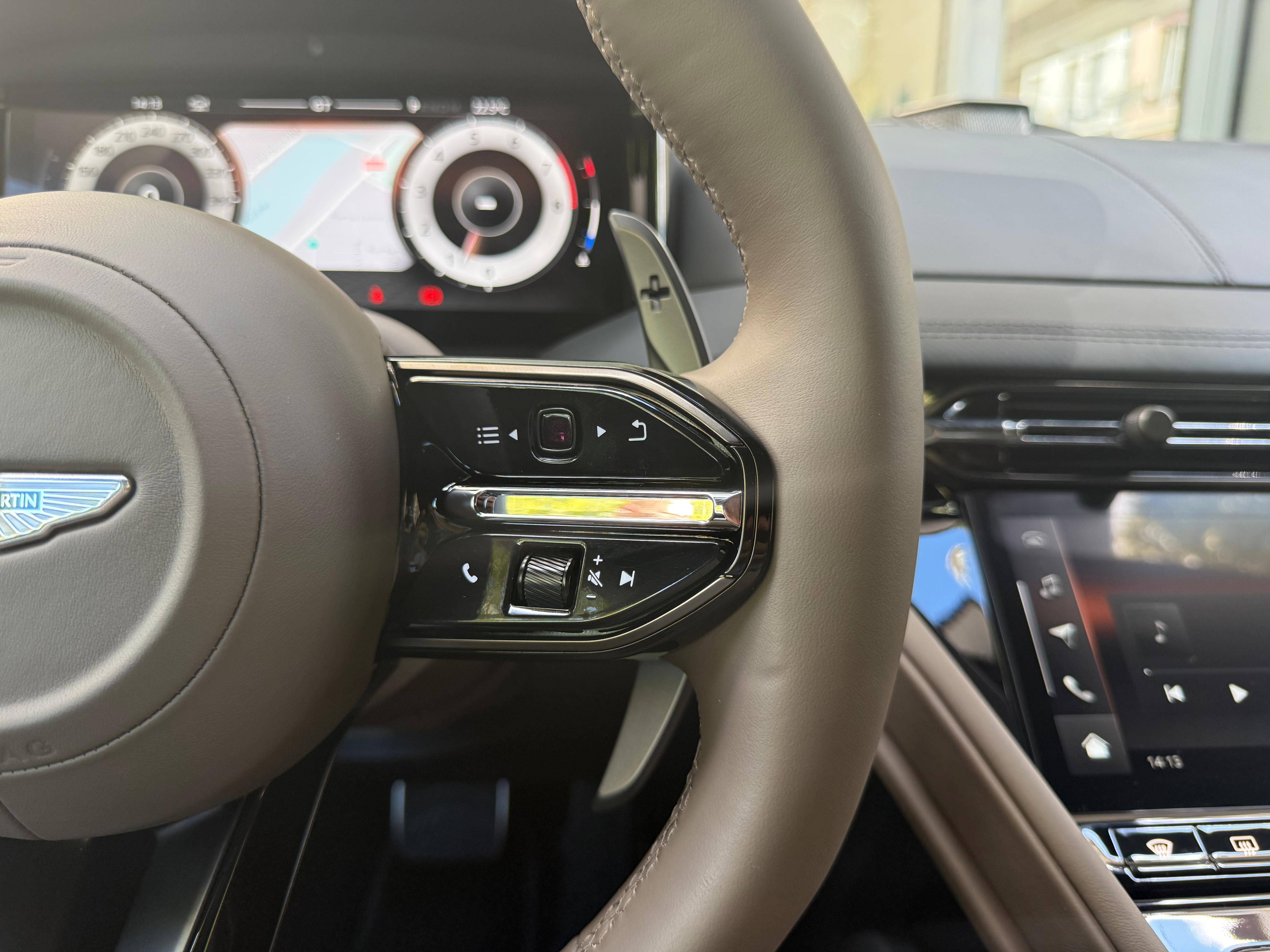 DB11 COUPE DB12 Coup&eacute; 4.0 Biturbo V8 &mdash; 11