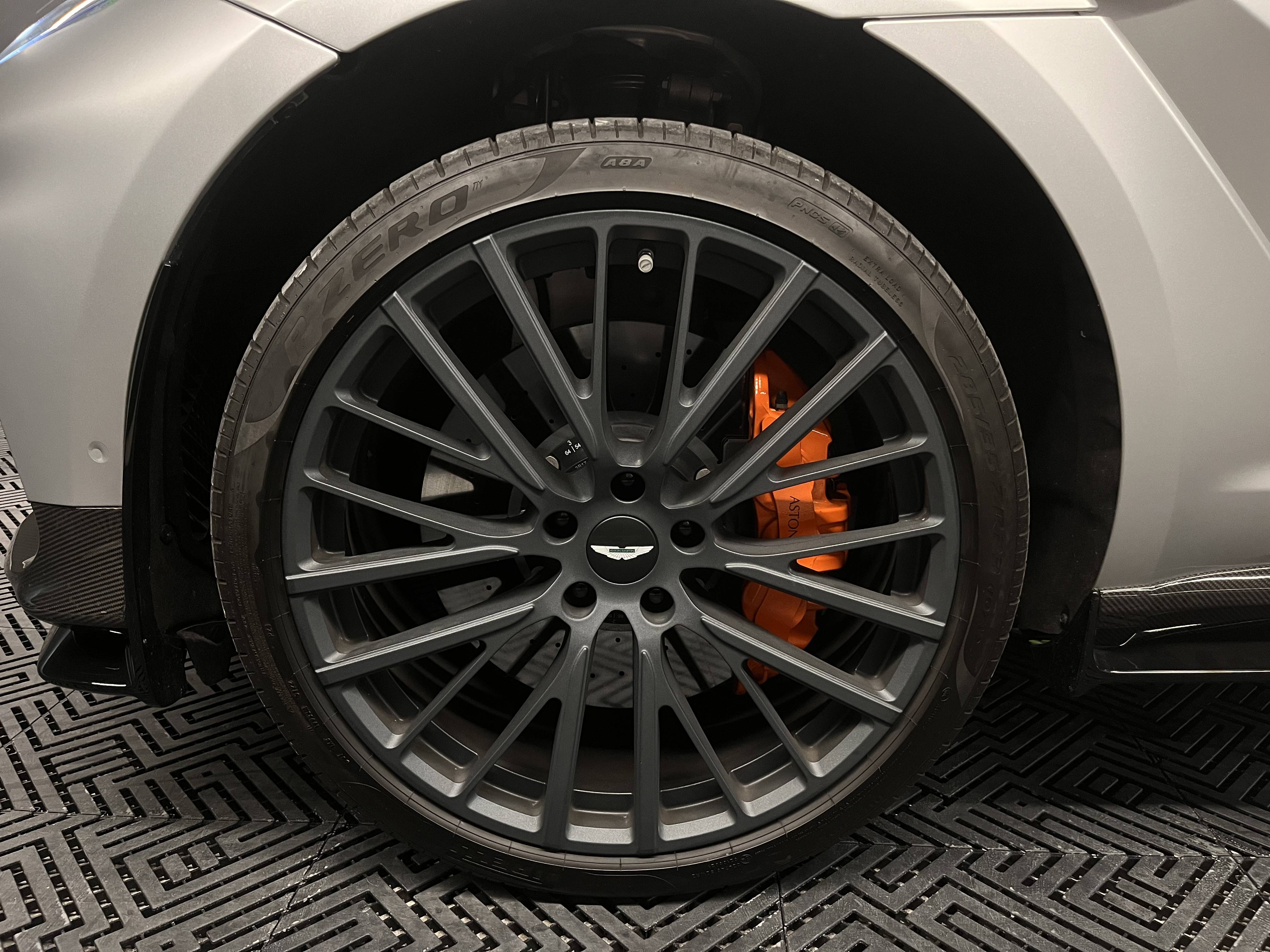 DBX707 DBX707 4.0 Biturbo V8 &mdash; 5