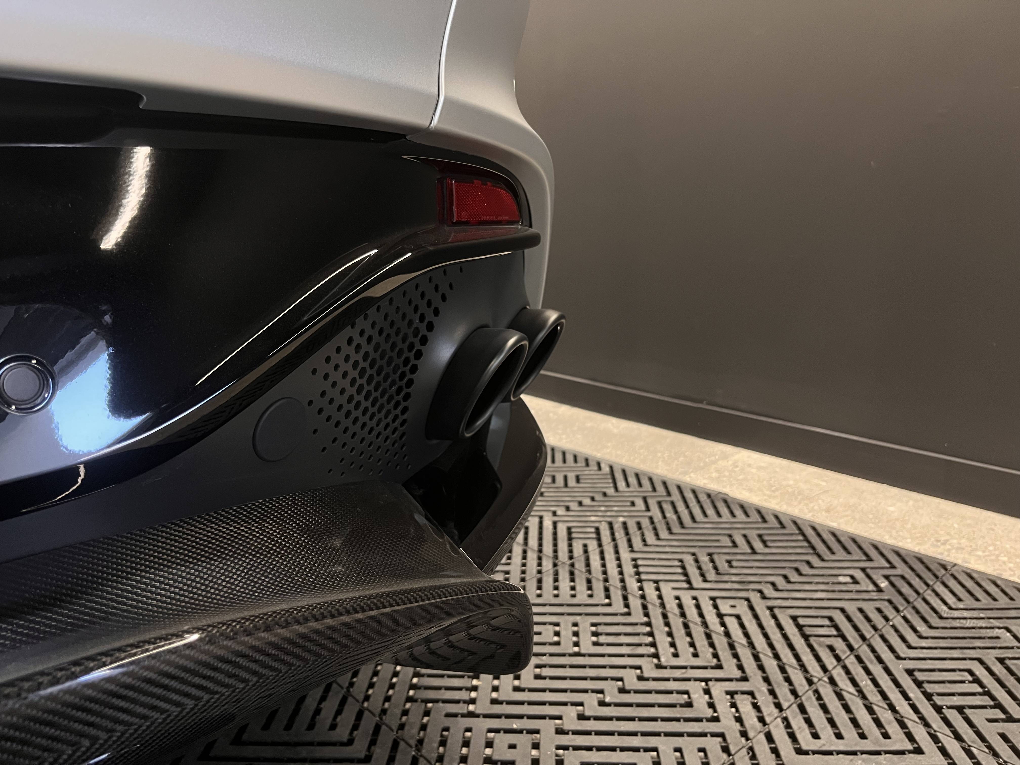 DBX707 DBX707 4.0 Biturbo V8 &mdash; 7