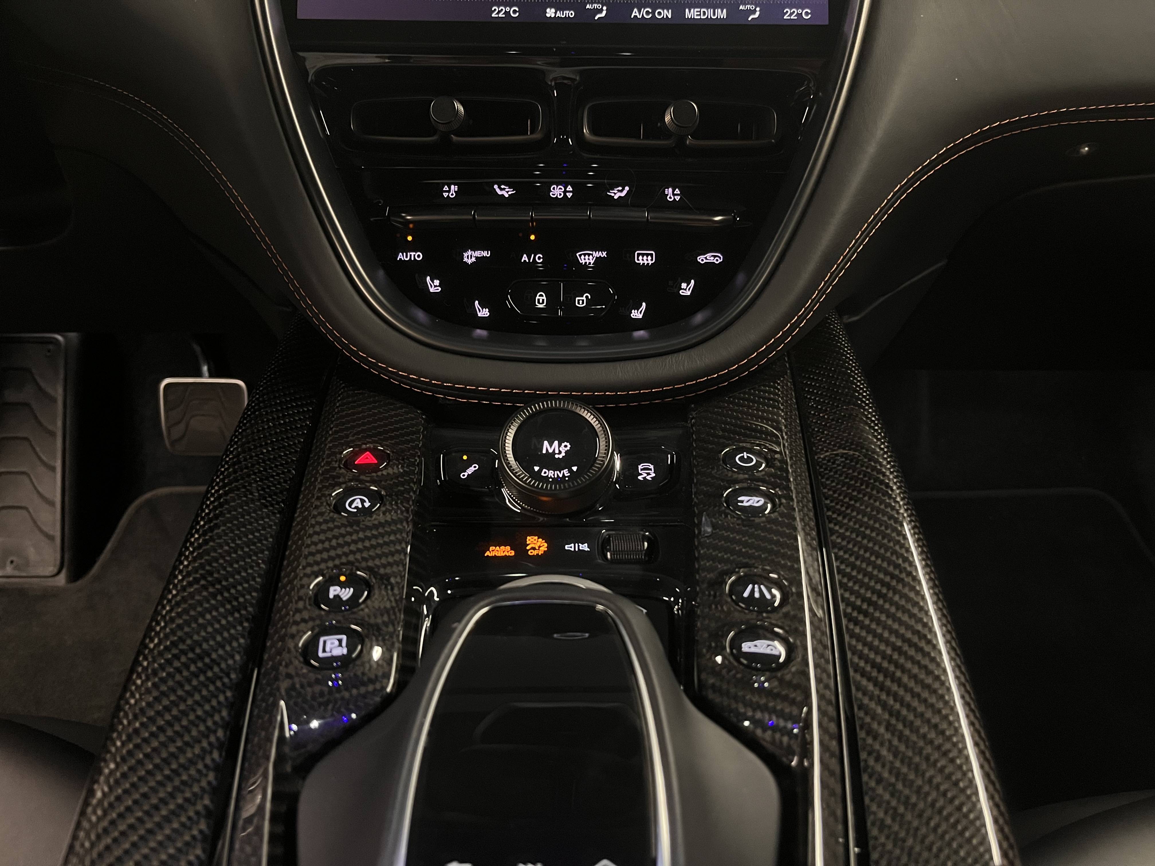 DBX707 DBX707 4.0 Biturbo V8 &mdash; 16