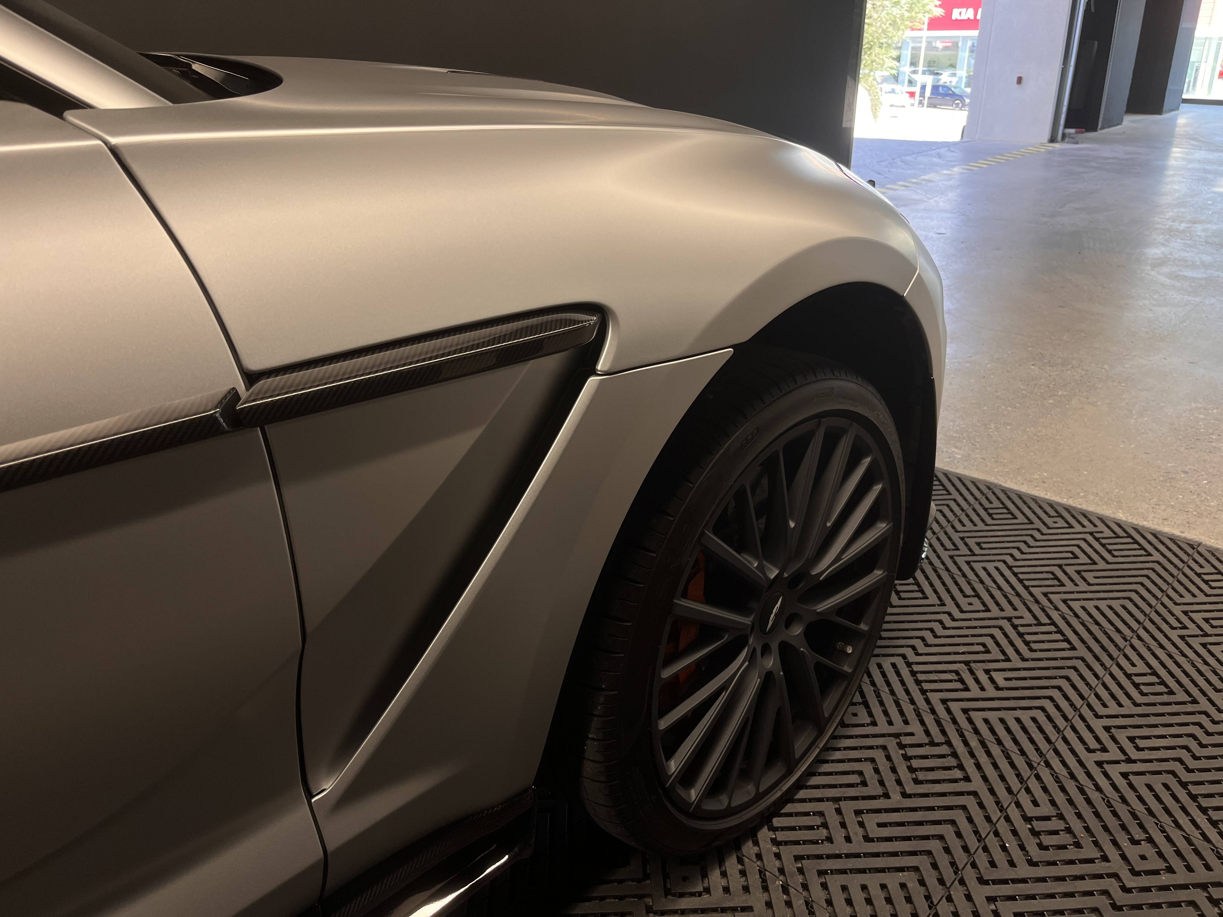 DBX707 DBX707 4.0 Biturbo V8 &mdash; 25