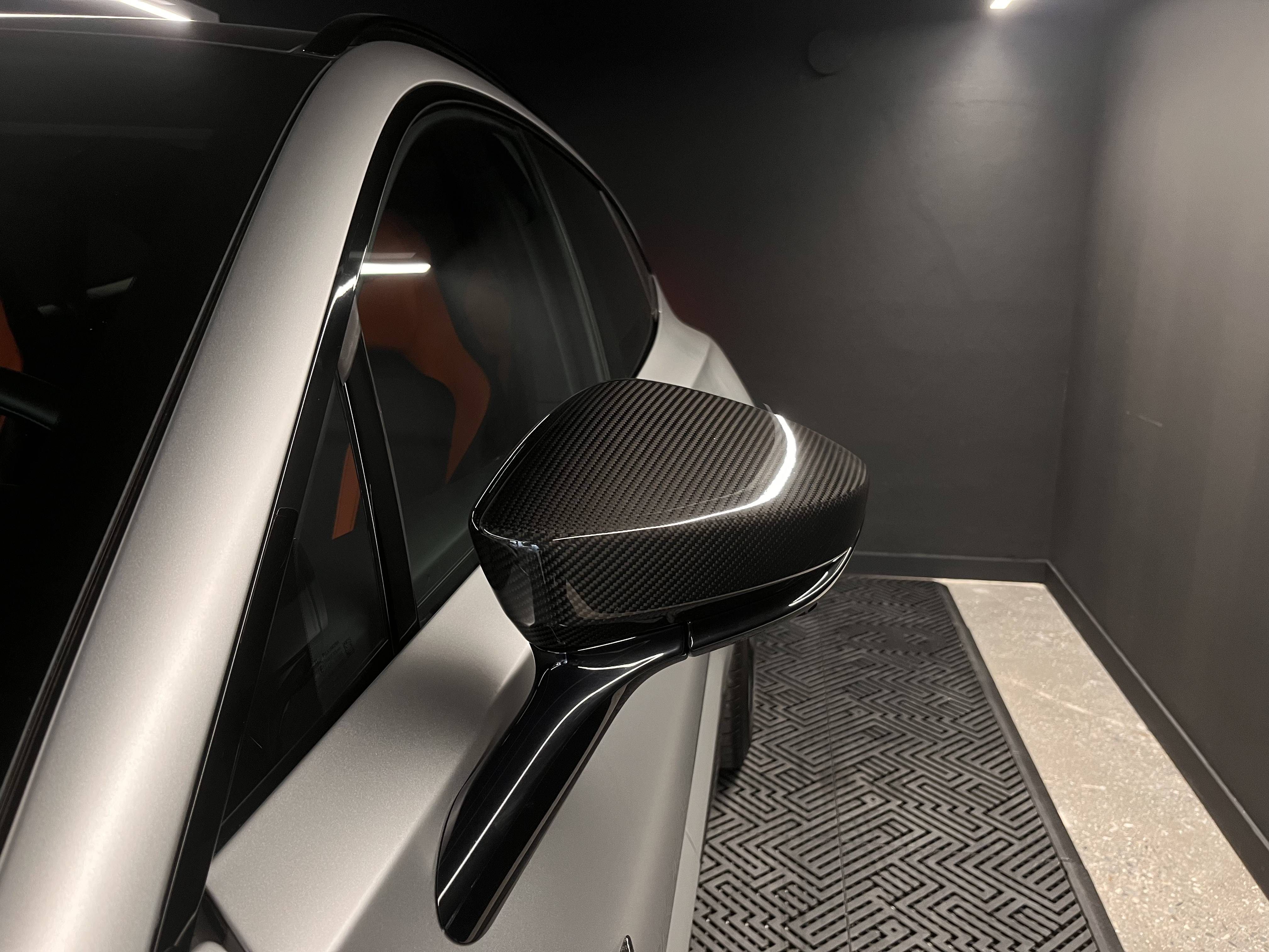 DBX707 DBX707 4.0 Biturbo V8 &mdash; 32