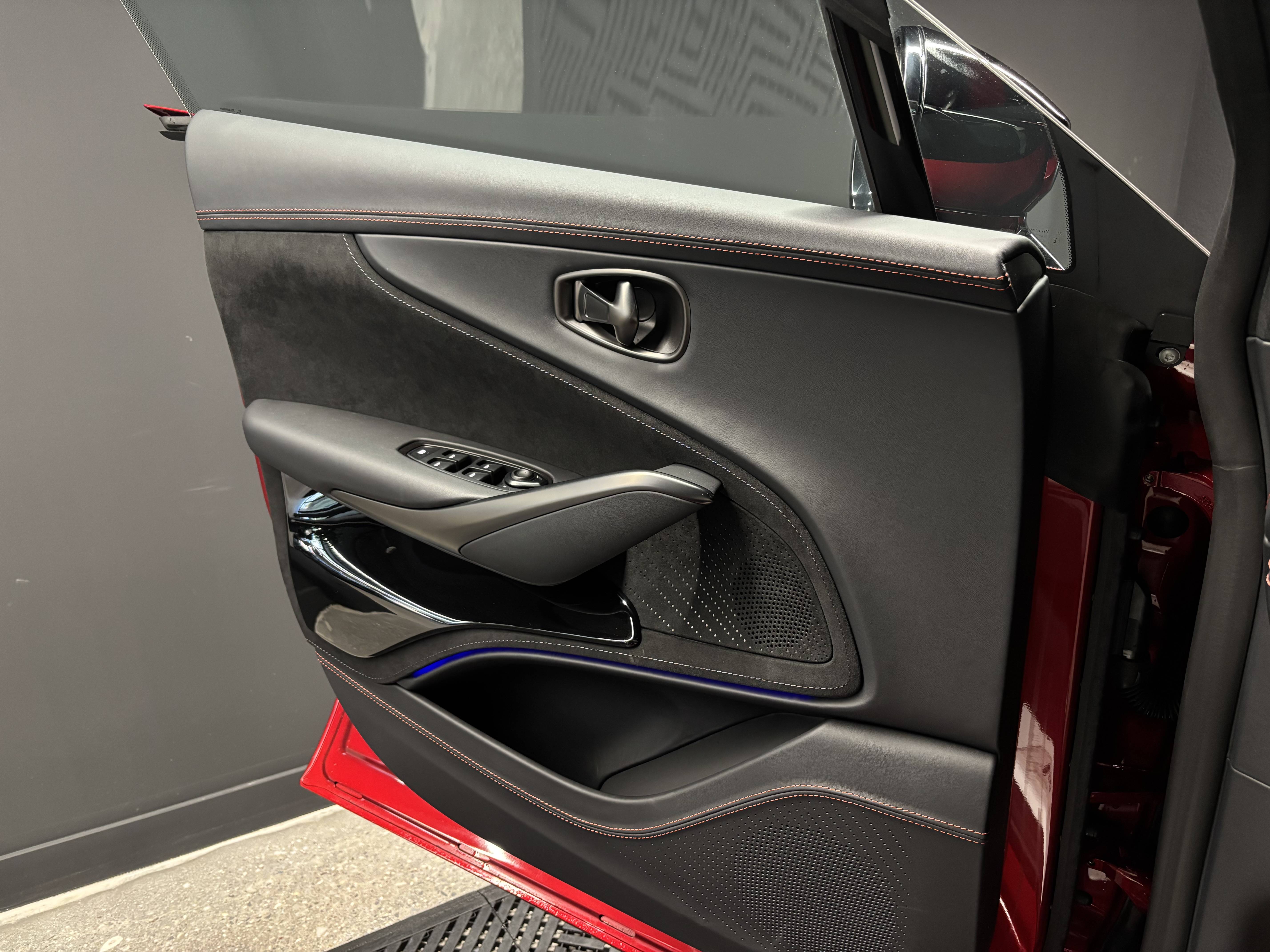 DBX707 DBX707 4.0 Biturbo V8 &mdash; 8