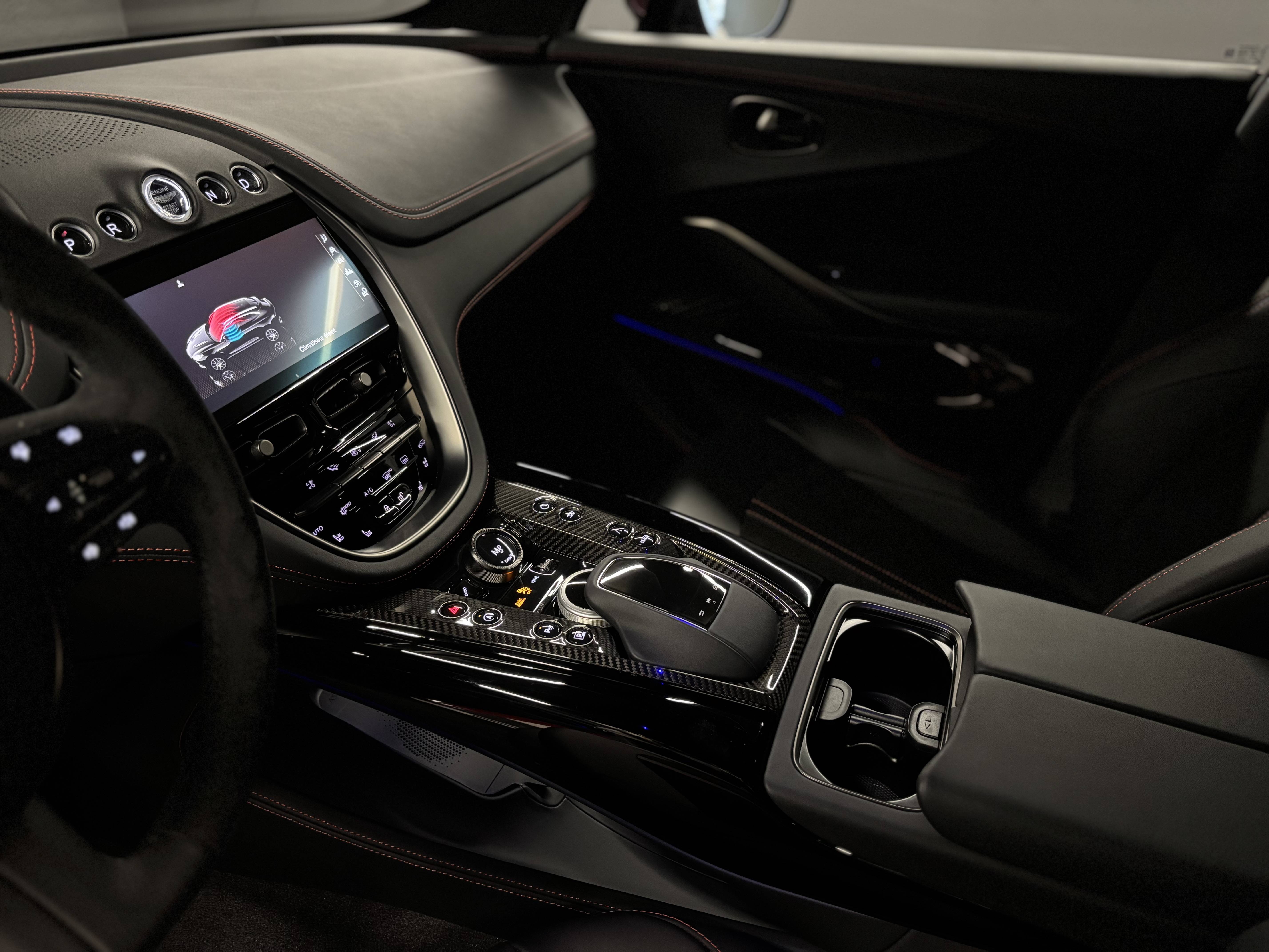 DBX707 DBX707 4.0 Biturbo V8 &mdash; 12