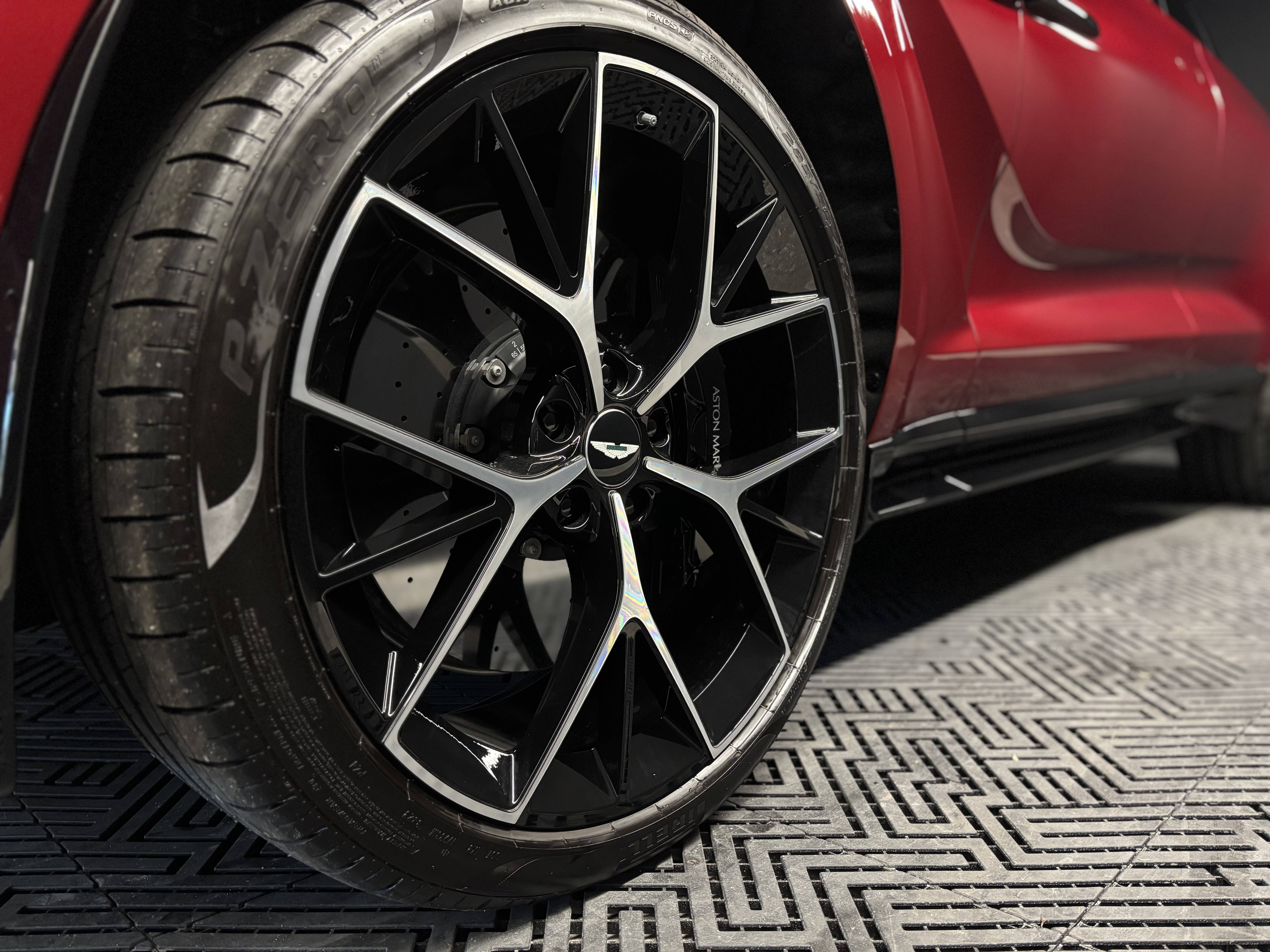 DBX707 DBX707 4.0 Biturbo V8 &mdash; 23