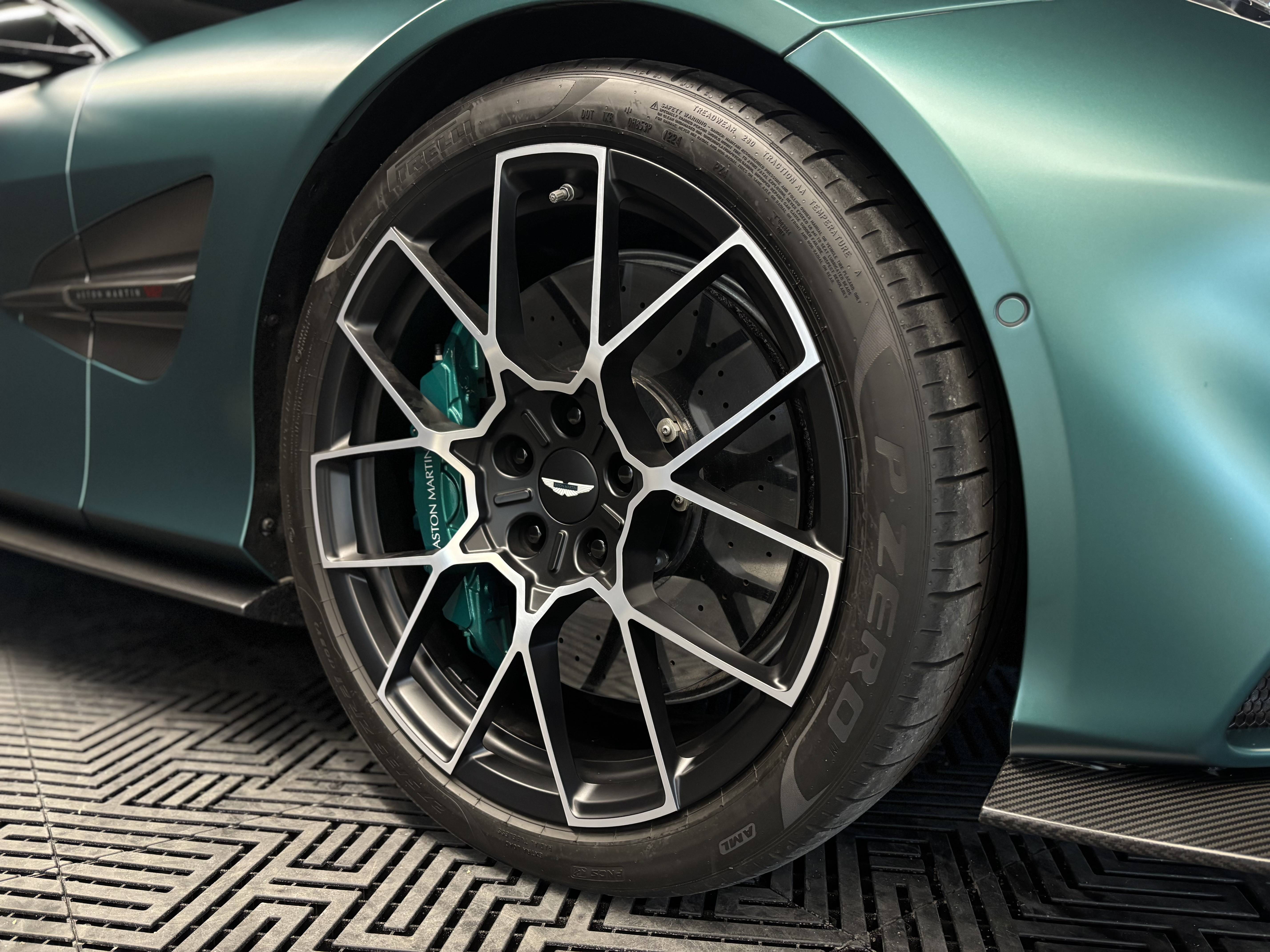 VANQUISH Vanquish Coup&eacute; V12 835 ch &mdash; 23