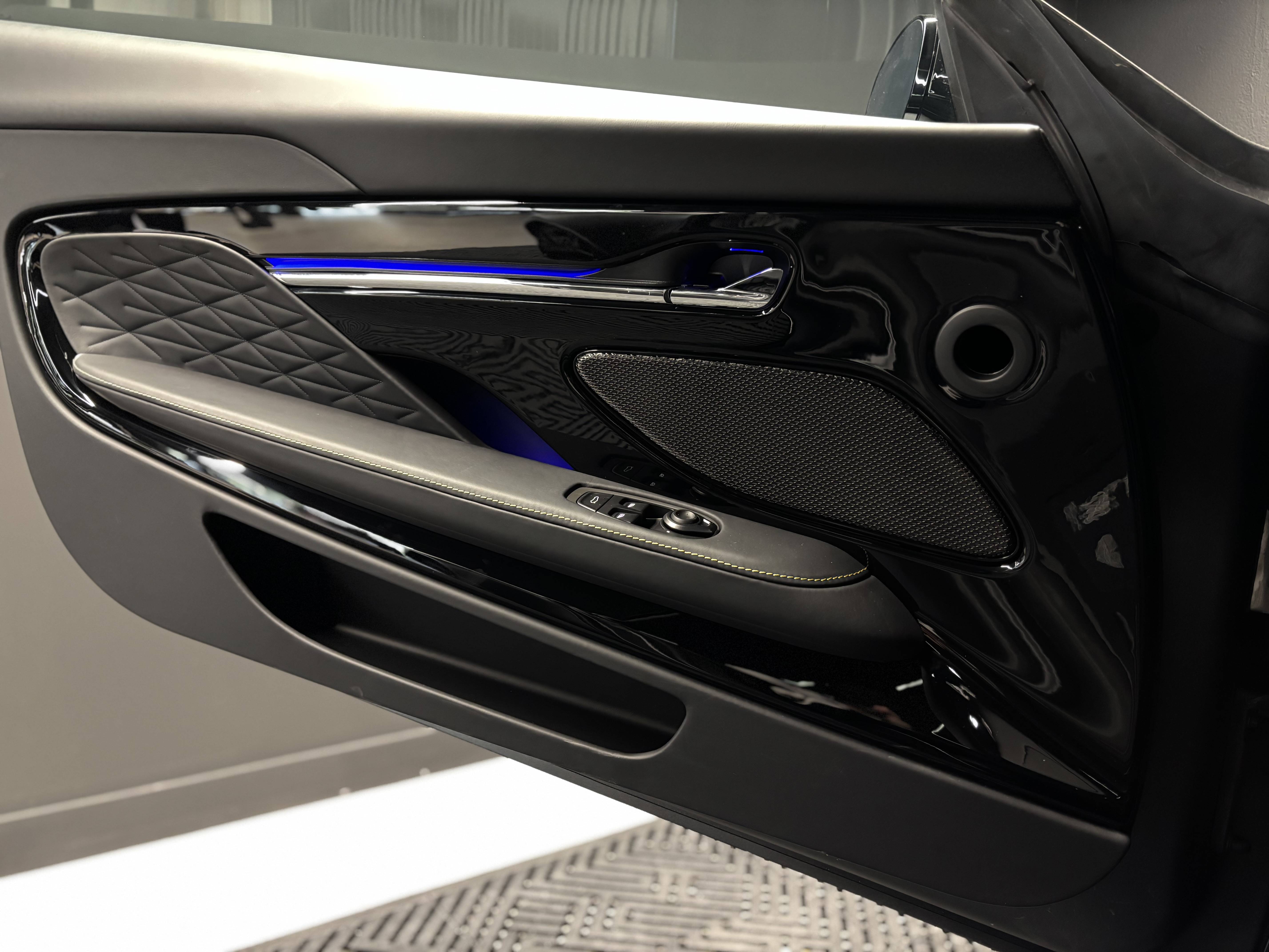 DB12 COUPE  DB12 Coup&eacute; 4.0 Biturbo V8 &mdash; 4