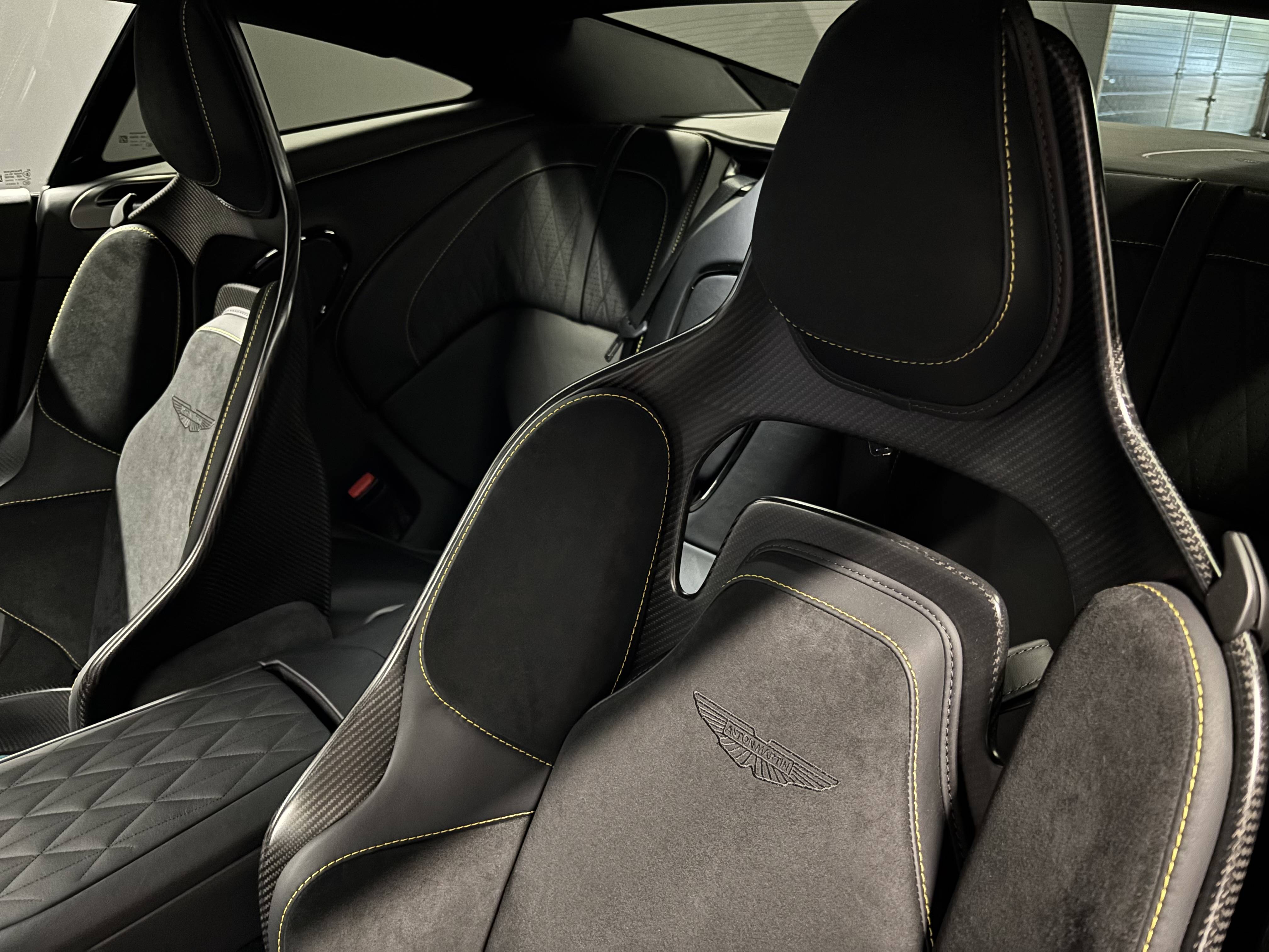 DB12 COUPE  DB12 Coup&eacute; 4.0 Biturbo V8 &mdash; 8