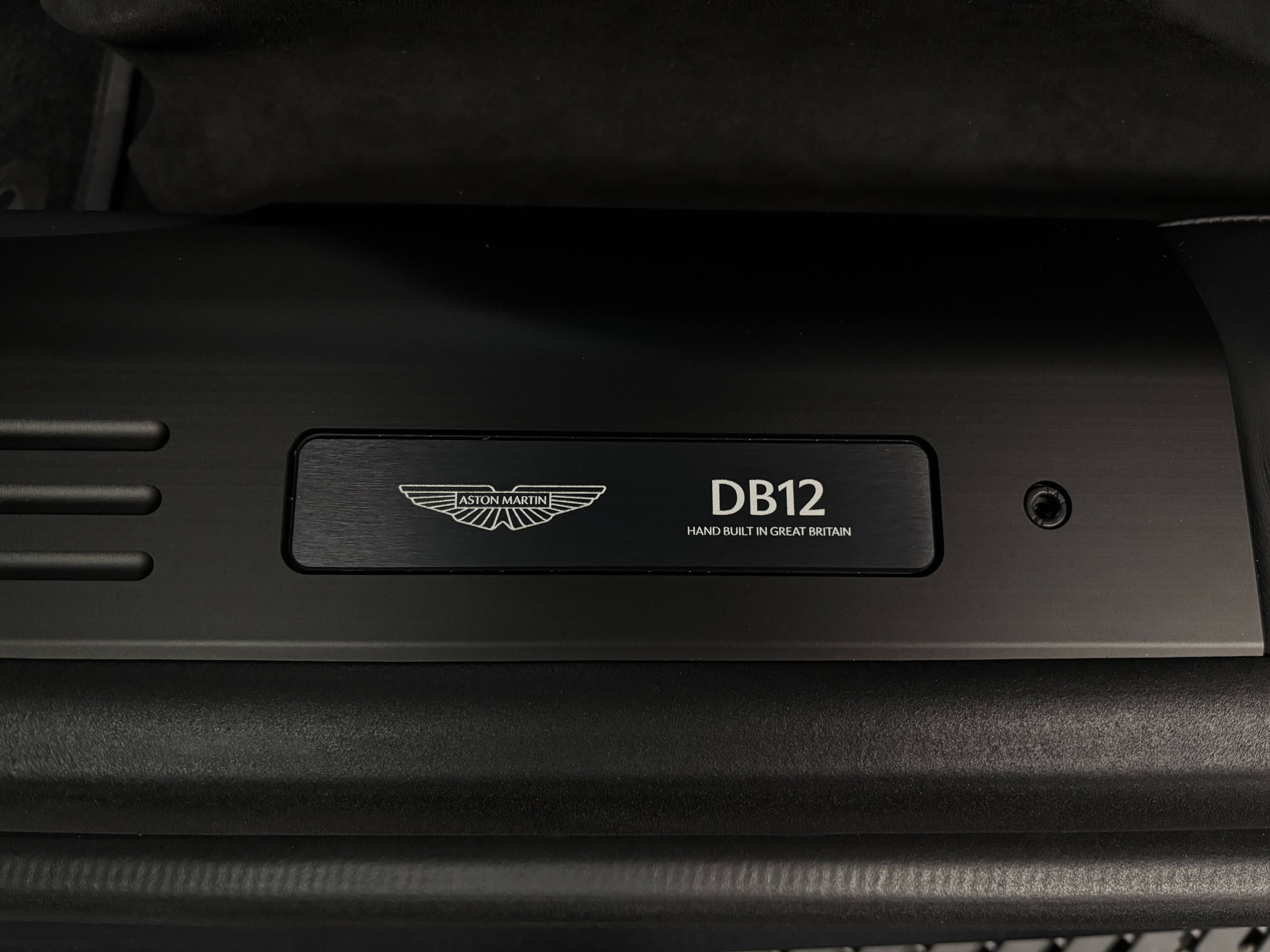 DB12 COUPE  DB12 Coup&eacute; 4.0 Biturbo V8 &mdash; 9