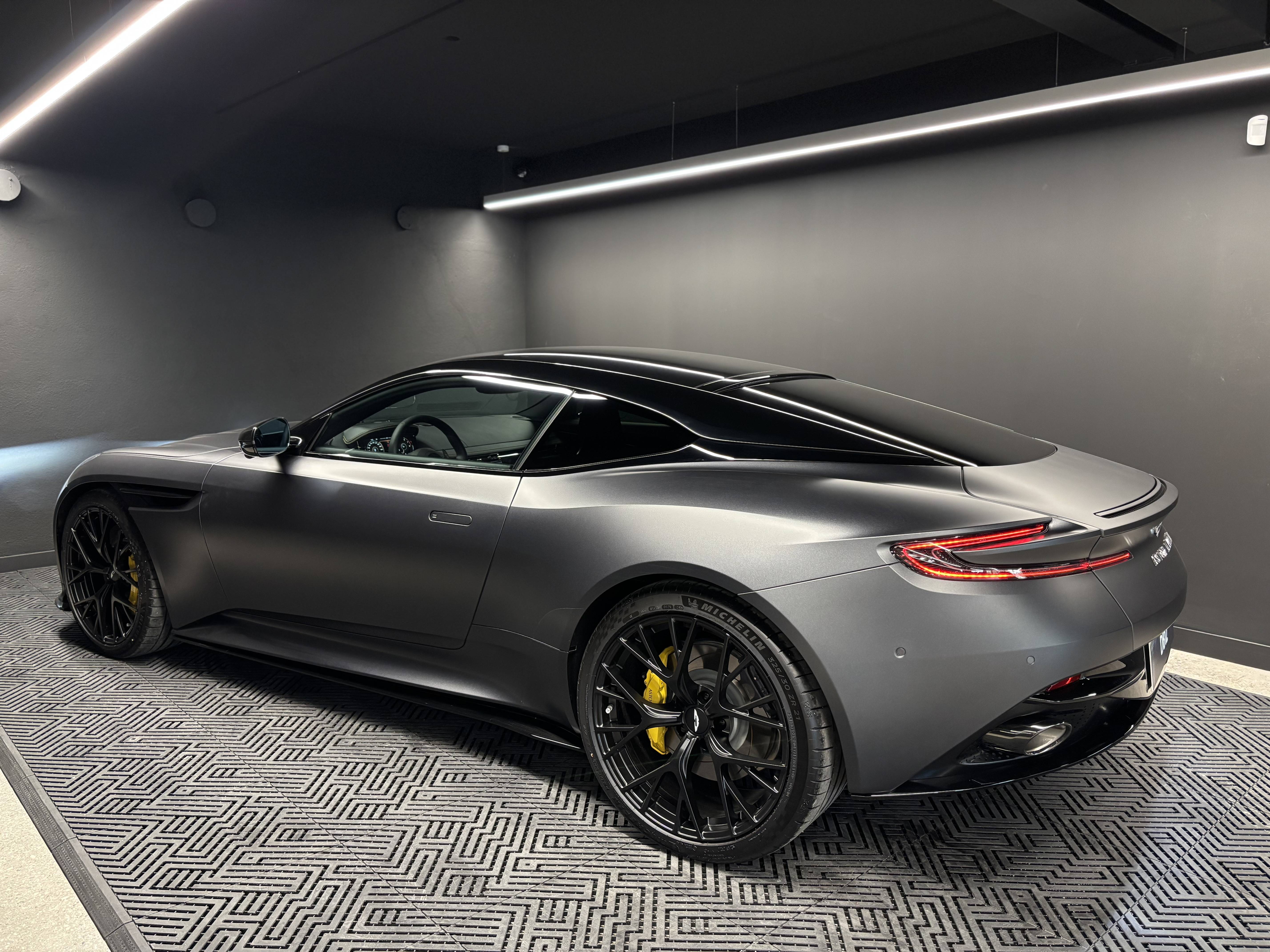 DB12 COUPE  DB12 Coup&eacute; 4.0 Biturbo V8 &mdash; 12