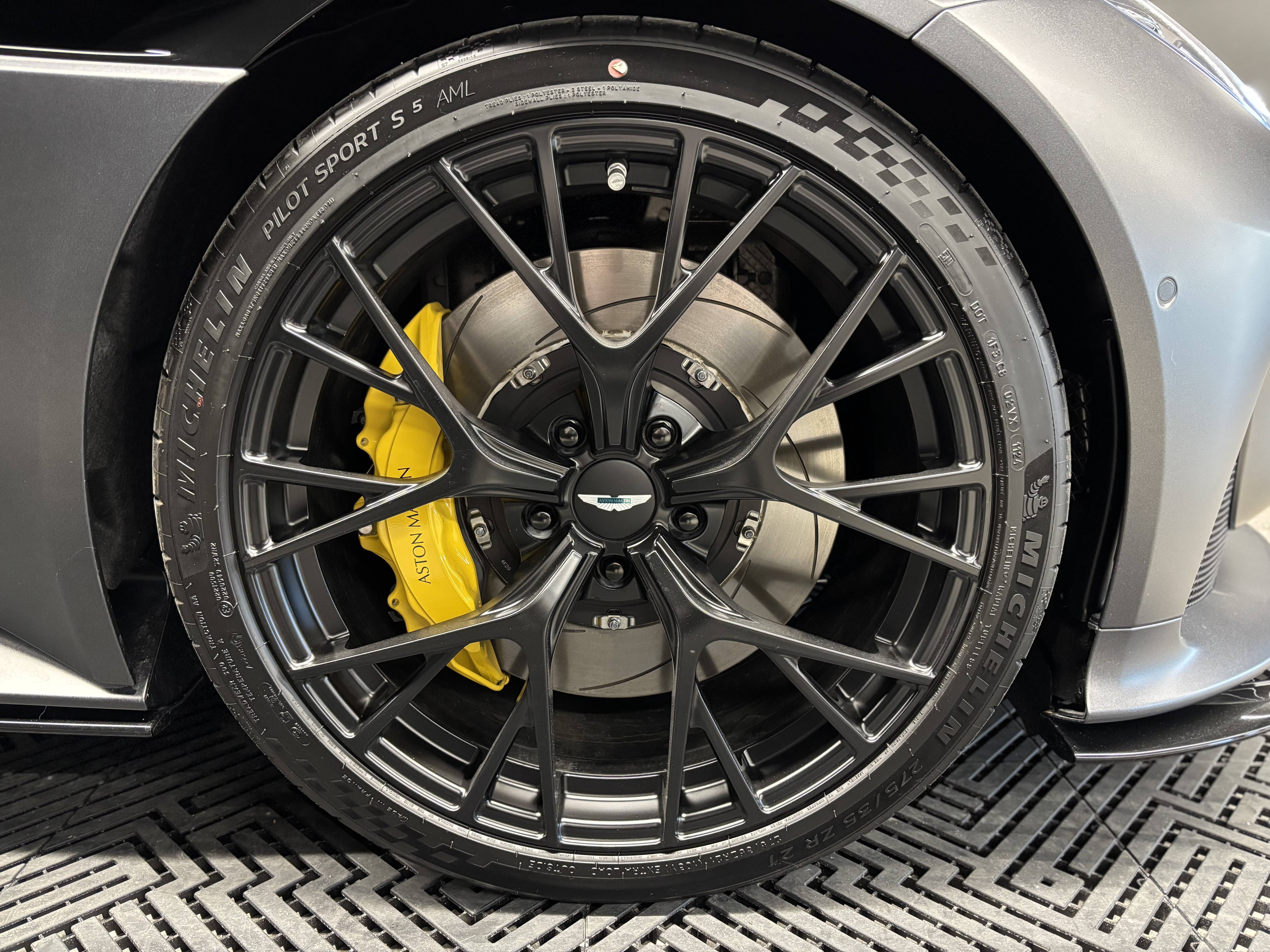 DB12 COUPE  DB12 Coup&eacute; 4.0 Biturbo V8 &mdash; 14