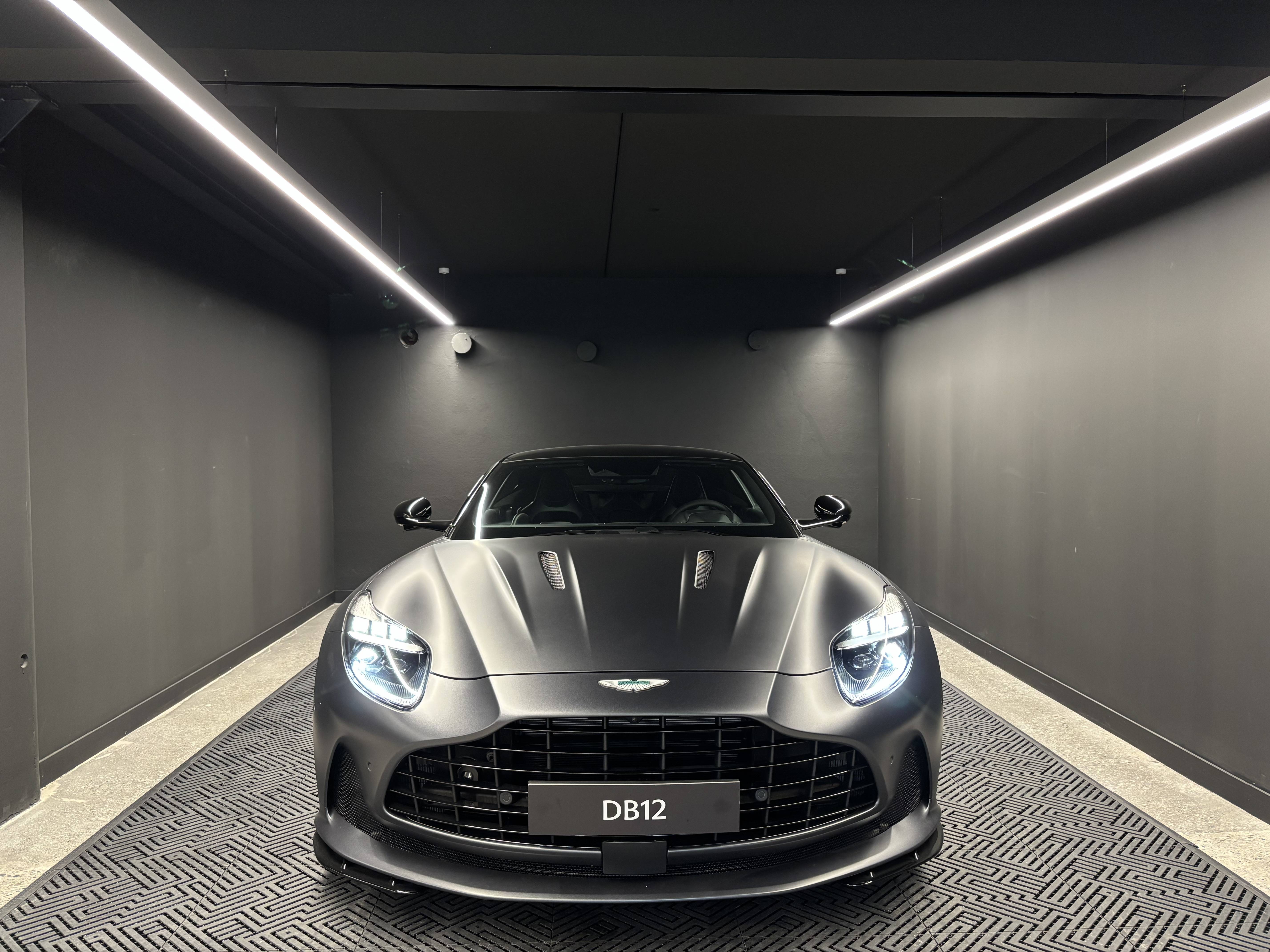 DB12 COUPE  DB12 Coup&eacute; 4.0 Biturbo V8 &mdash; 19