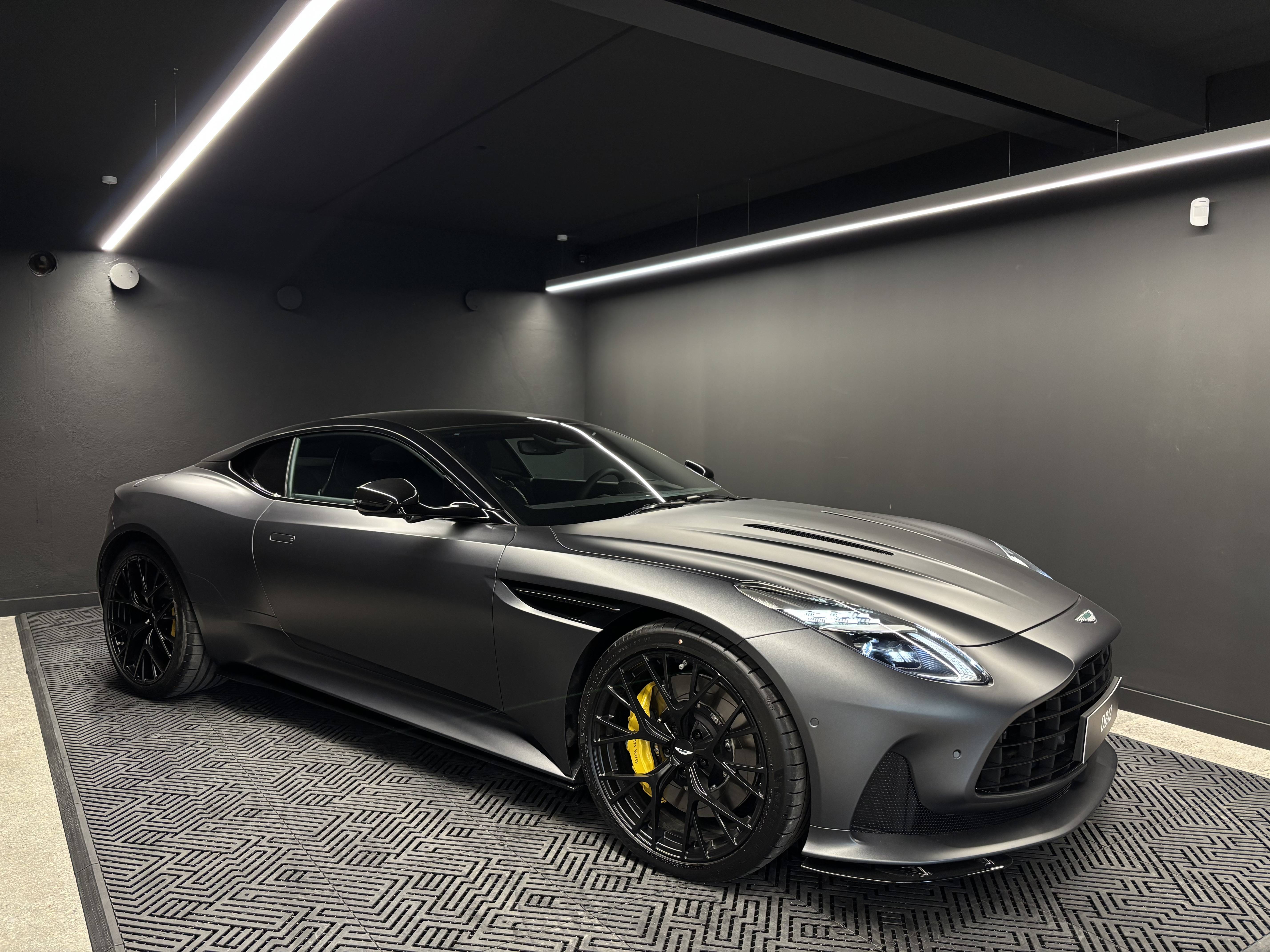 DB12 COUPE  DB12 Coup&eacute; 4.0 Biturbo V8 &mdash; 20