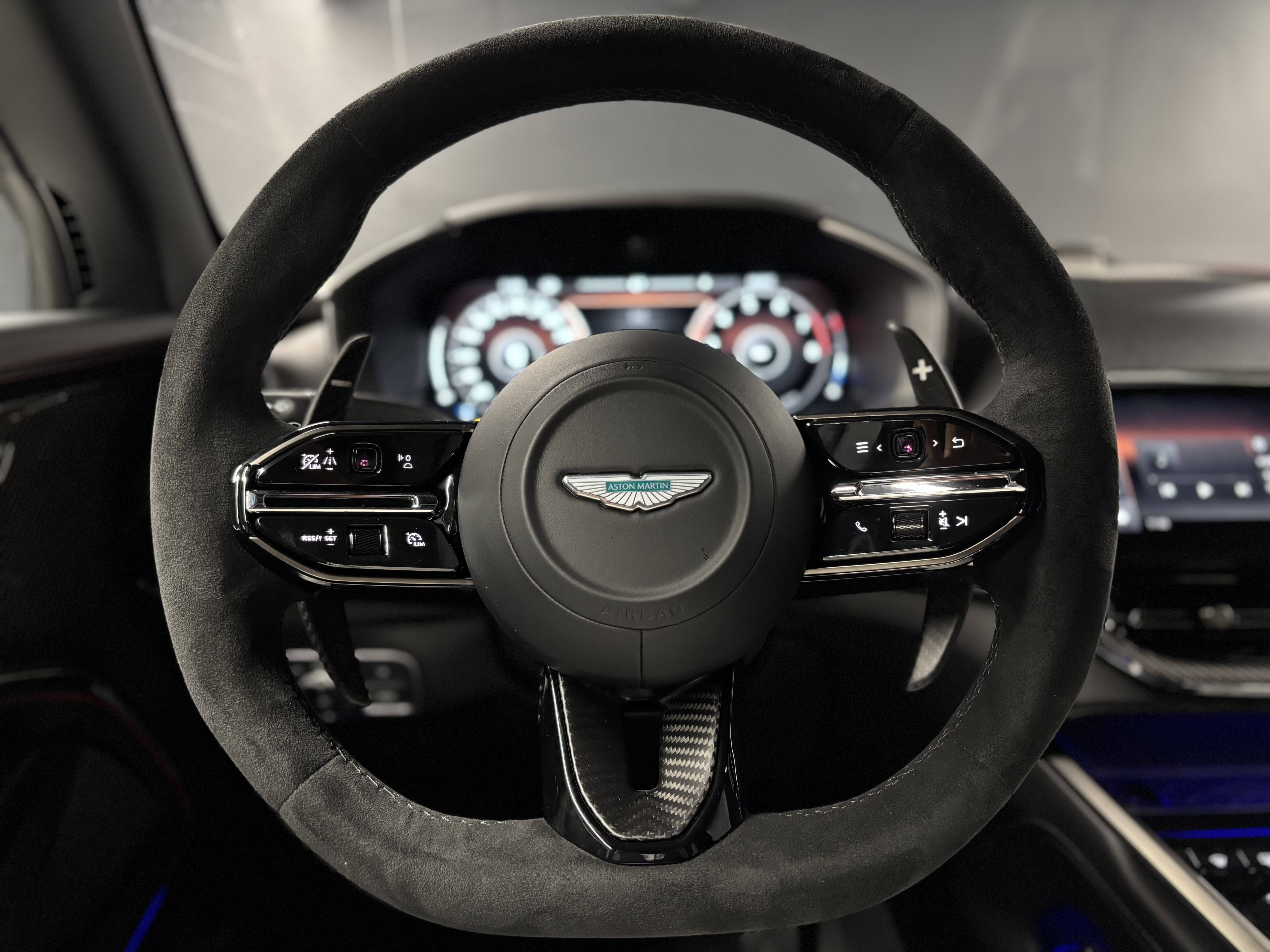 DBX DBX S 4.0 Biturbo V8 727 ch &mdash; 2