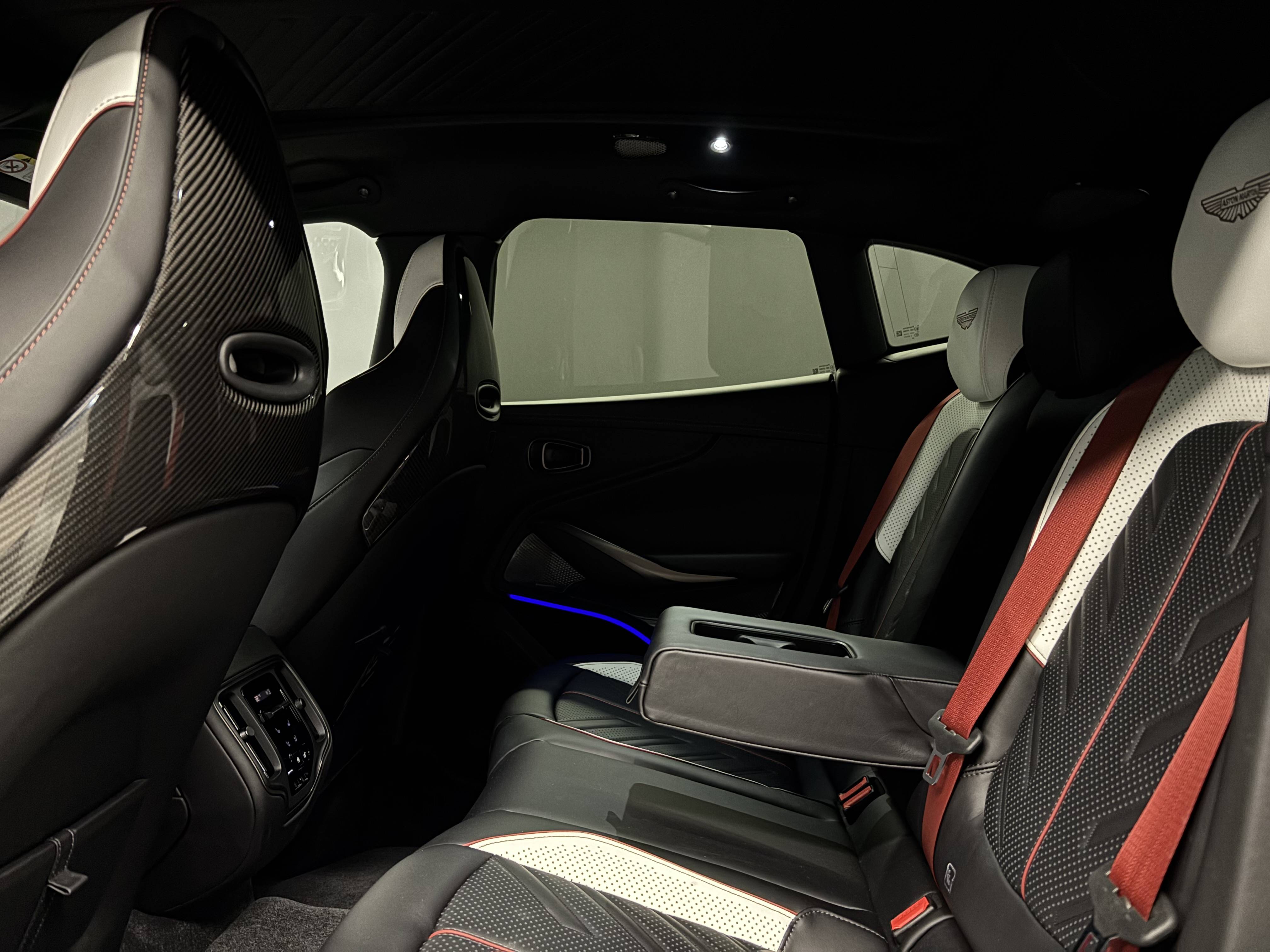 DBX DBX S 4.0 Biturbo V8 727 ch &mdash; 10