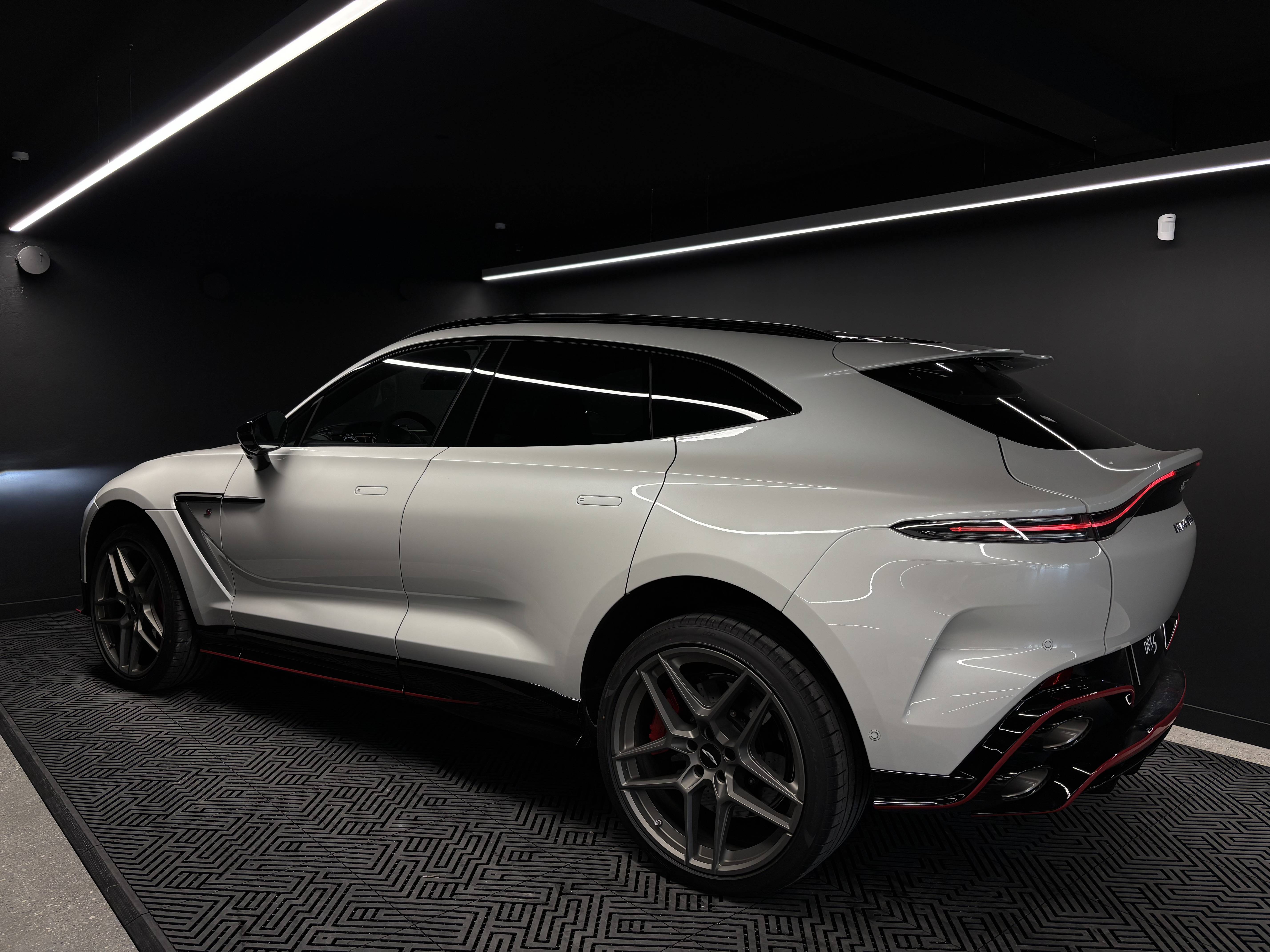 DBX DBX S 4.0 Biturbo V8 727 ch &mdash; 13
