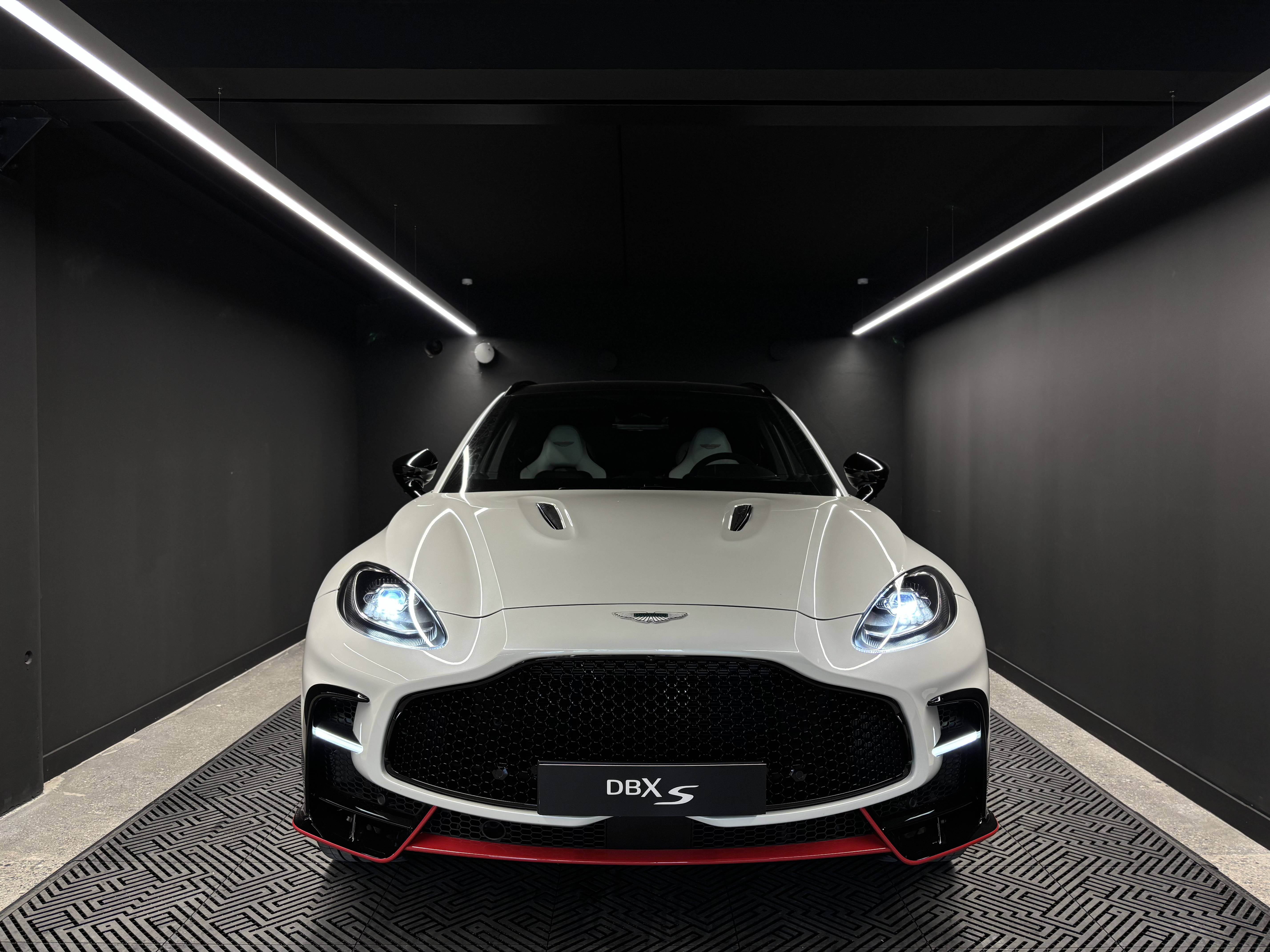 DBX DBX S 4.0 Biturbo V8 727 ch &mdash; 14