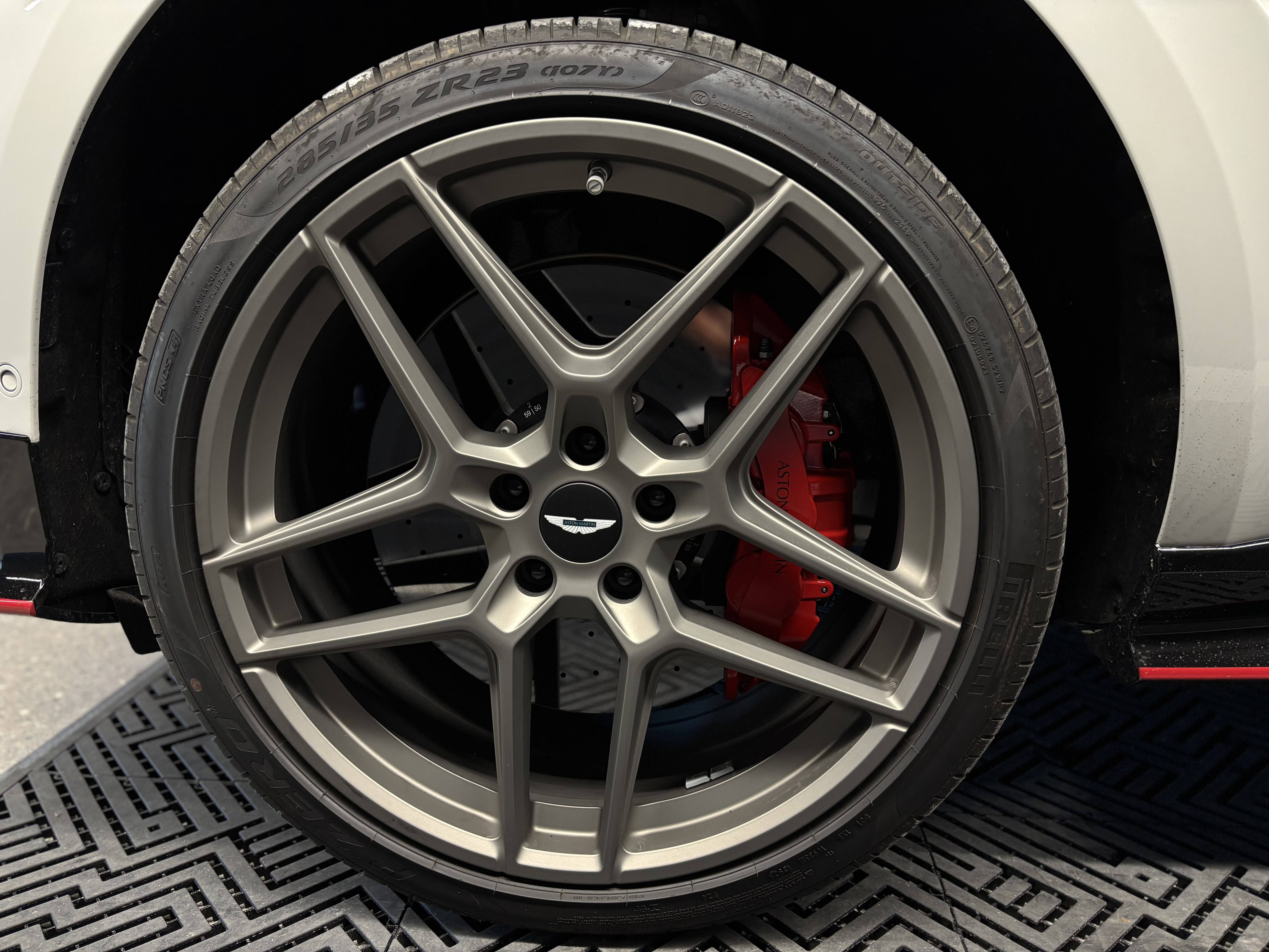 DBX DBX S 4.0 Biturbo V8 727 ch &mdash; 15