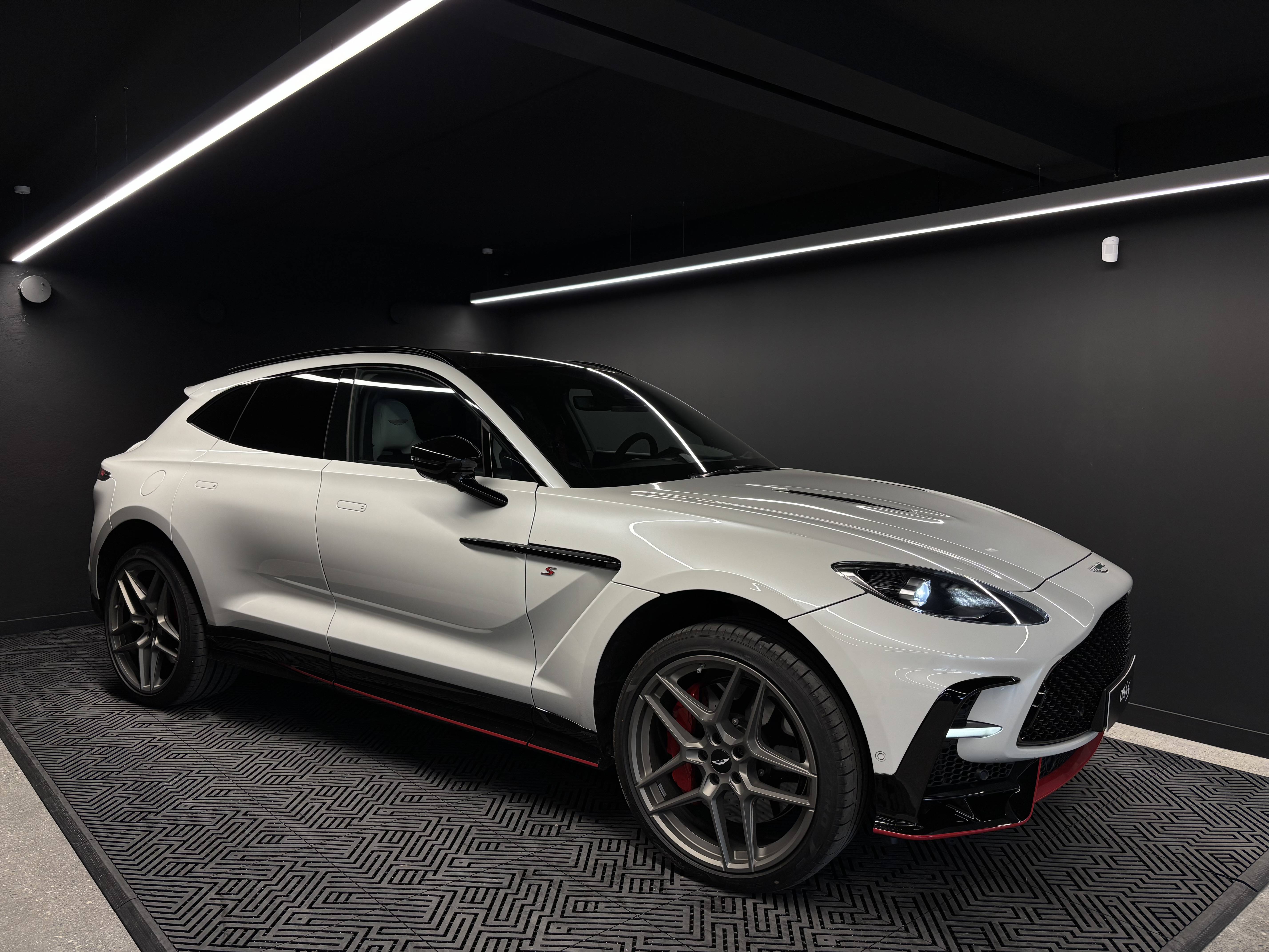 DBX DBX S 4.0 Biturbo V8 727 ch &mdash; 16
