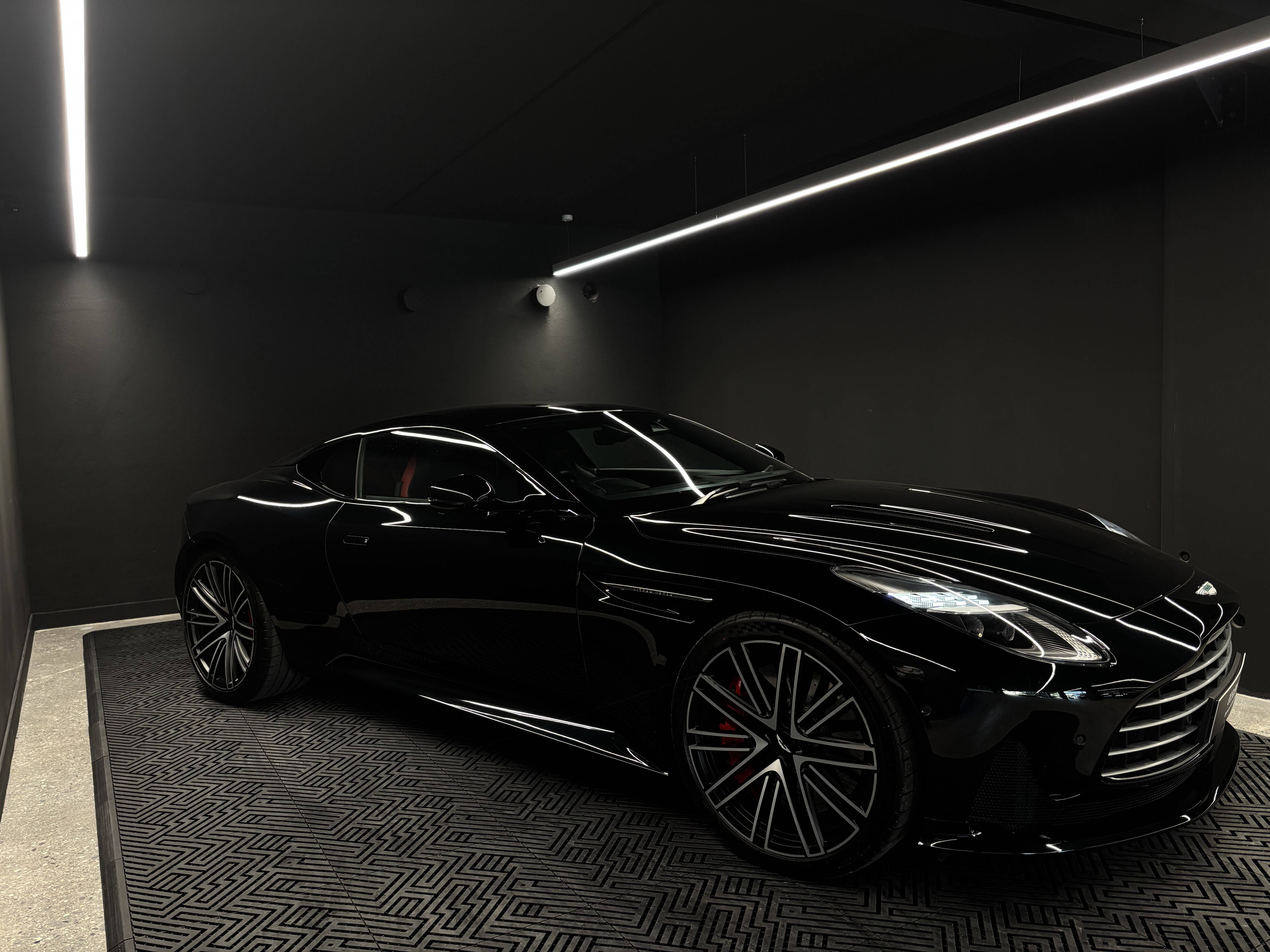 DB11 COUPE DB12 Coup&eacute; 4.0 Biturbo V8 &mdash; 15