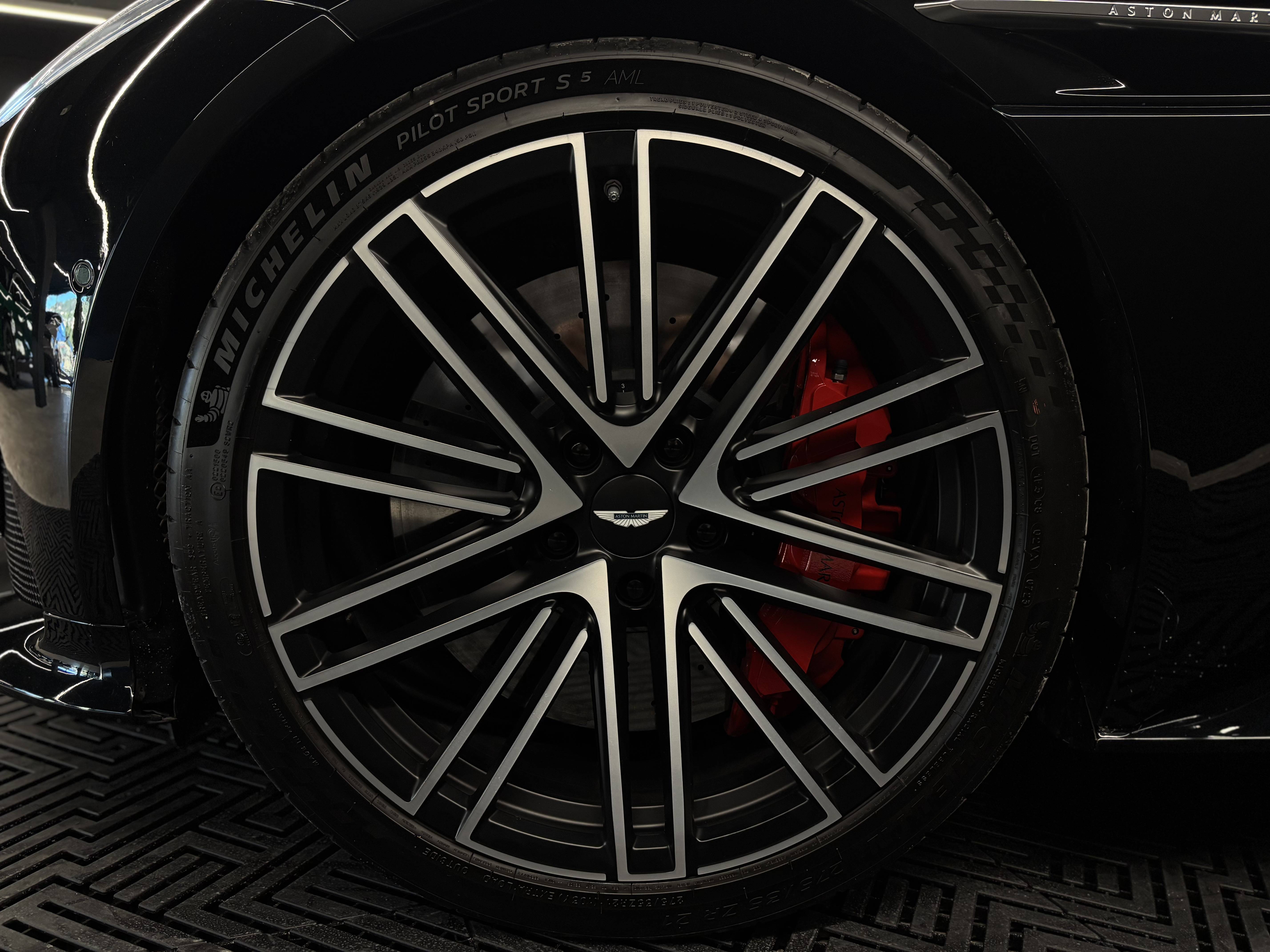 DB11 COUPE DB12 Coup&eacute; 4.0 Biturbo V8 &mdash; 16