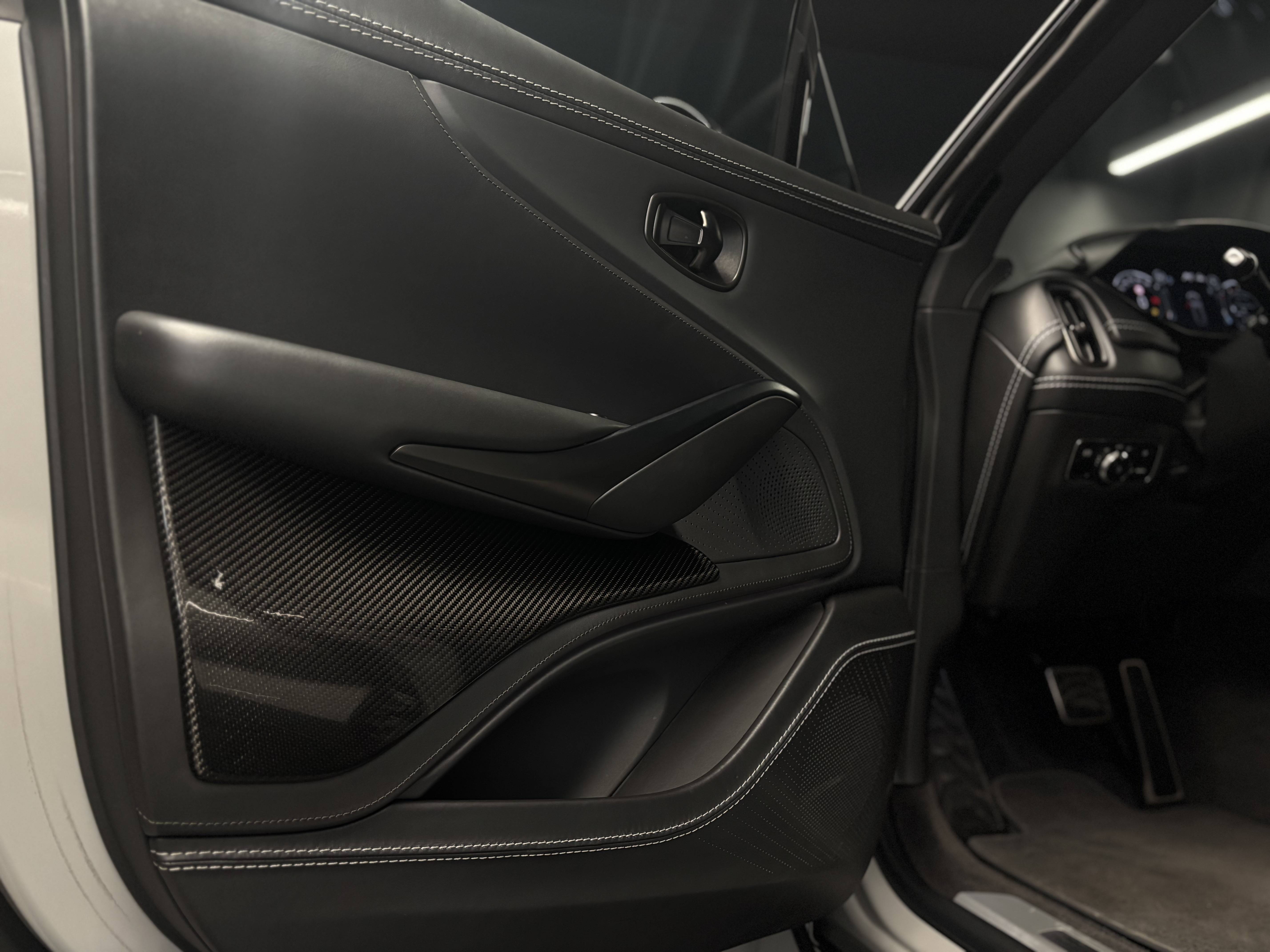 DBX707 DBX707 4.0 Biturbo V8 &mdash; 4