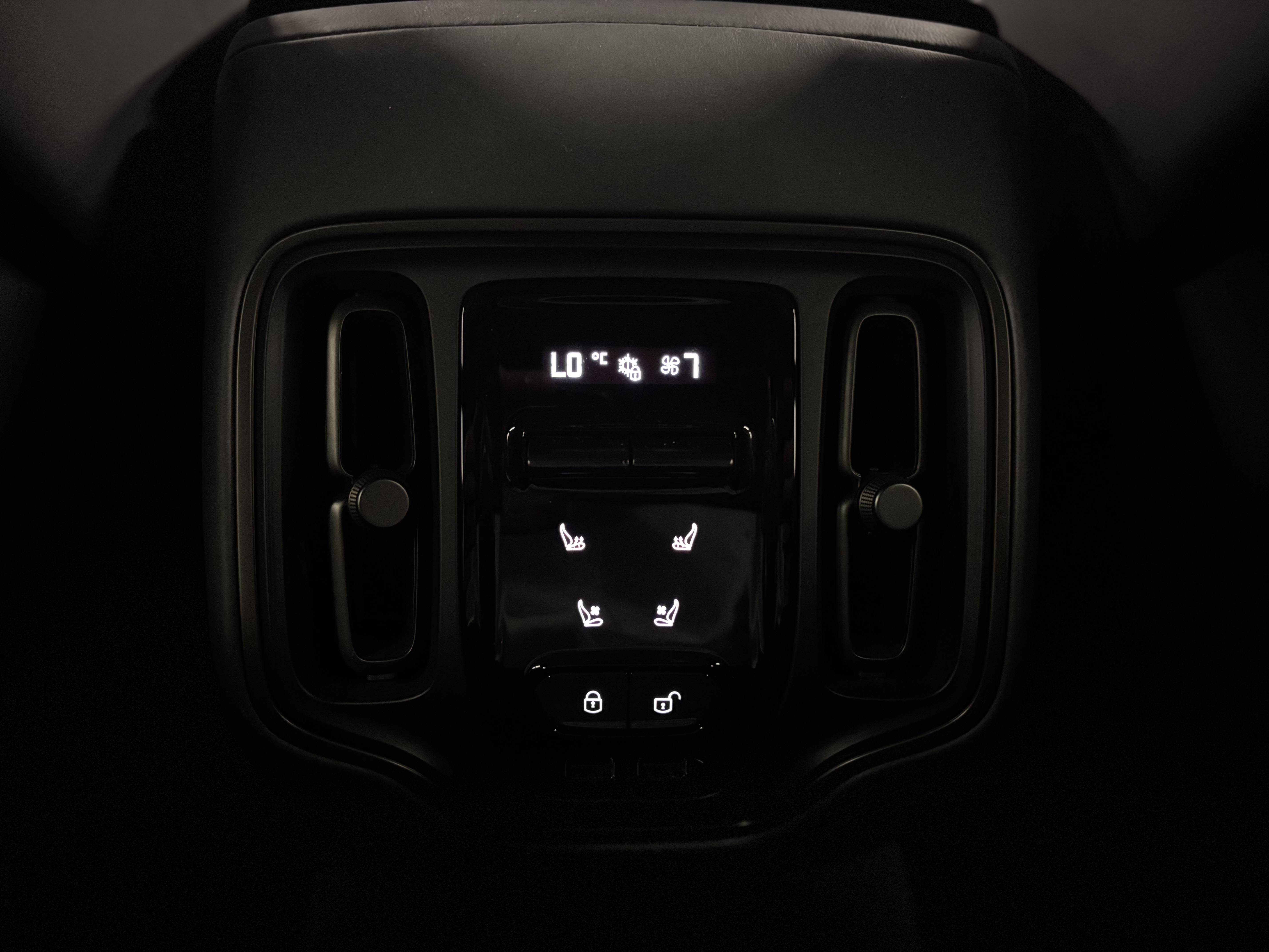 DBX707 DBX707 4.0 Biturbo V8 &mdash; 8