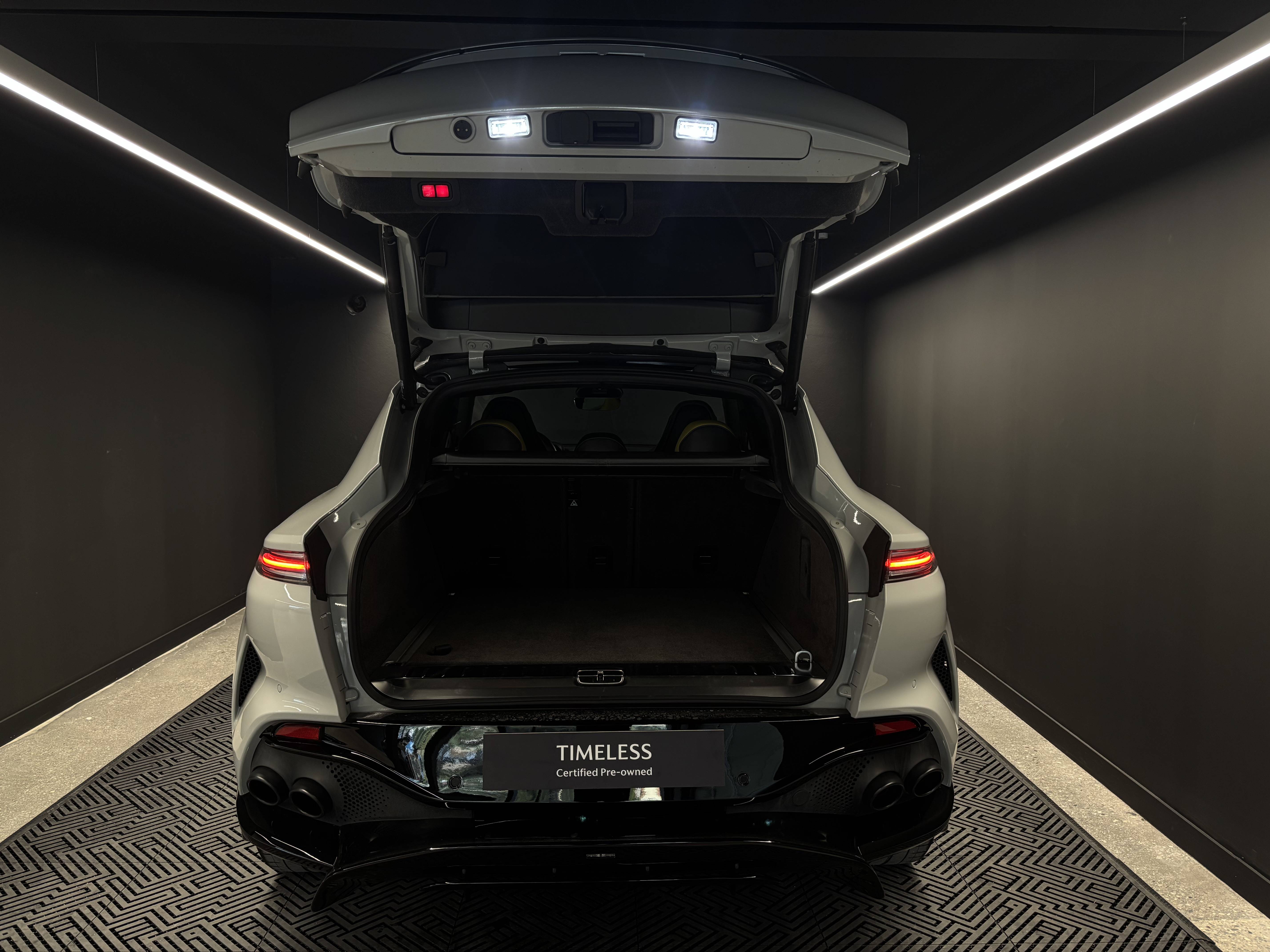 DBX707 DBX707 4.0 Biturbo V8 &mdash; 10