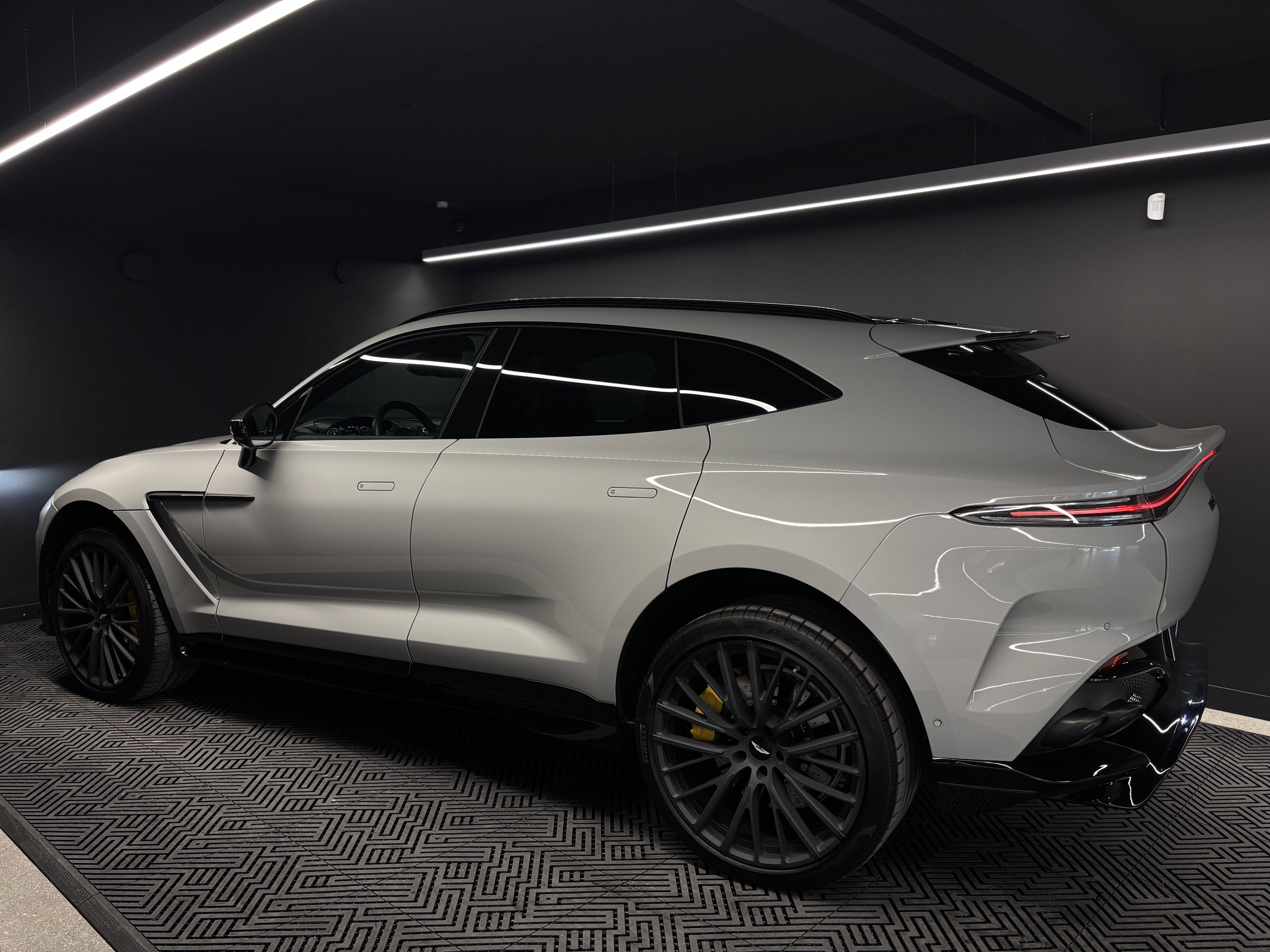 DBX707 DBX707 4.0 Biturbo V8 &mdash; 11