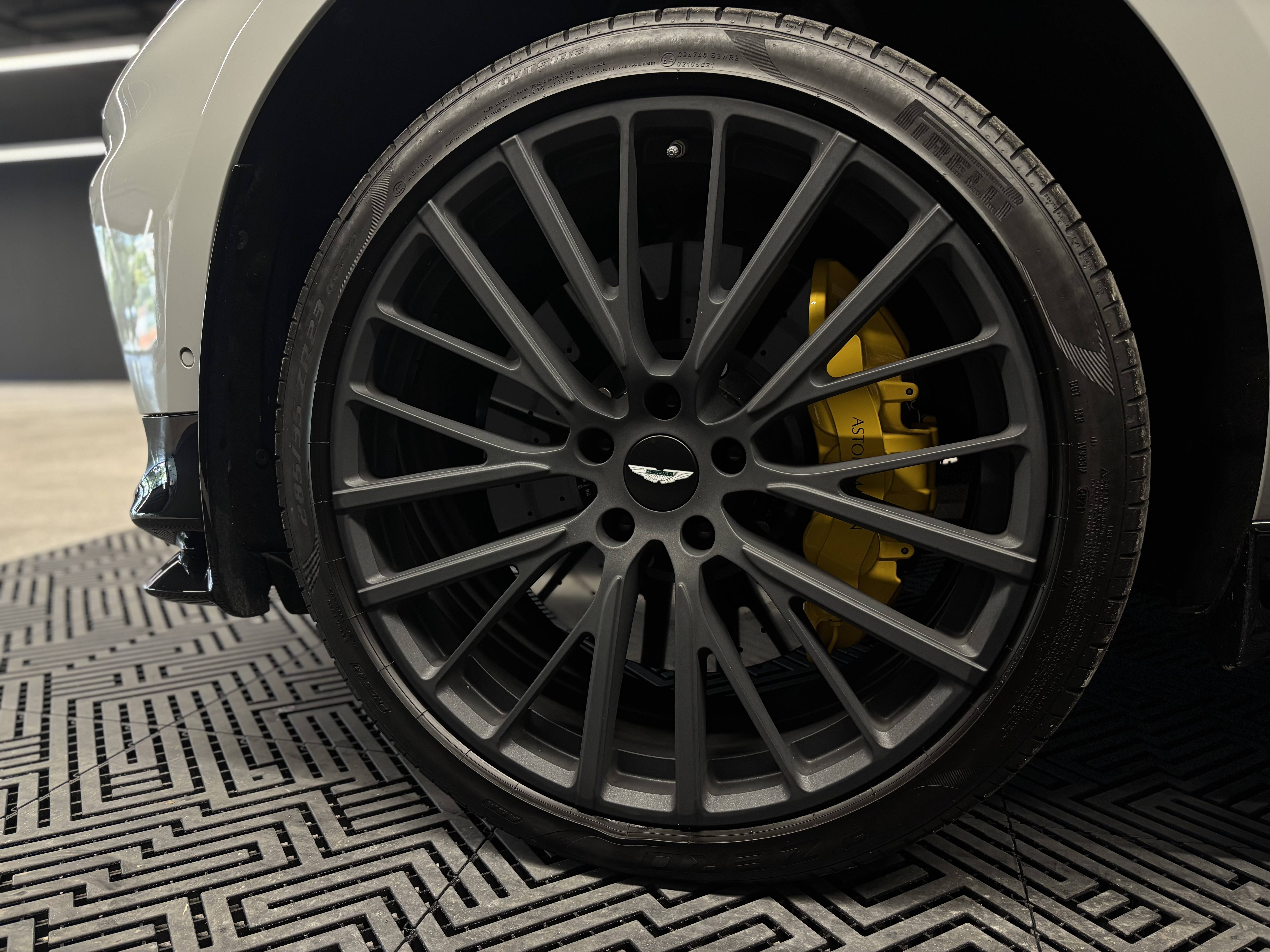 DBX707 DBX707 4.0 Biturbo V8 &mdash; 14