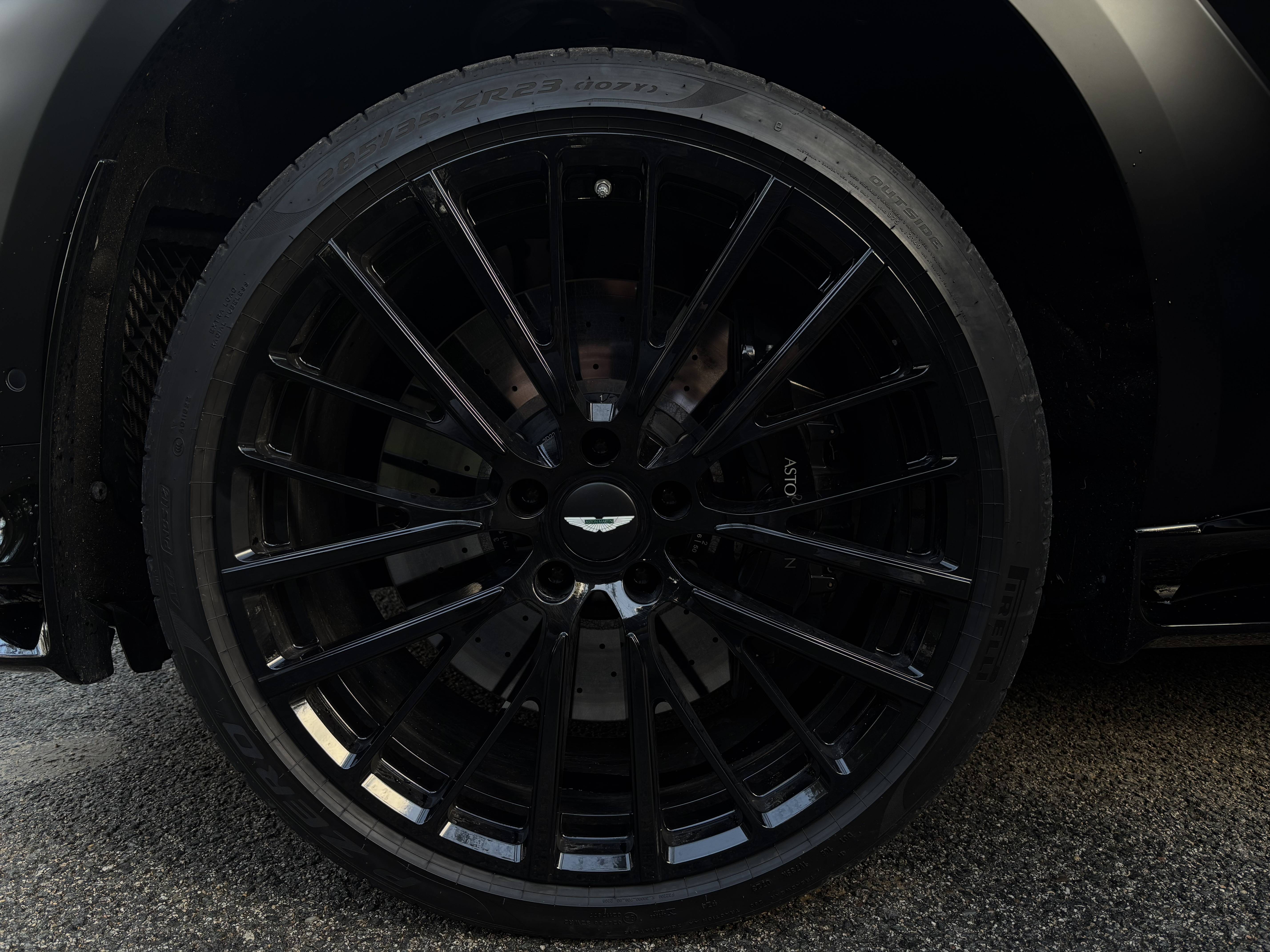 DBX707 DBX707 4.0 Biturbo V8 &mdash; 6