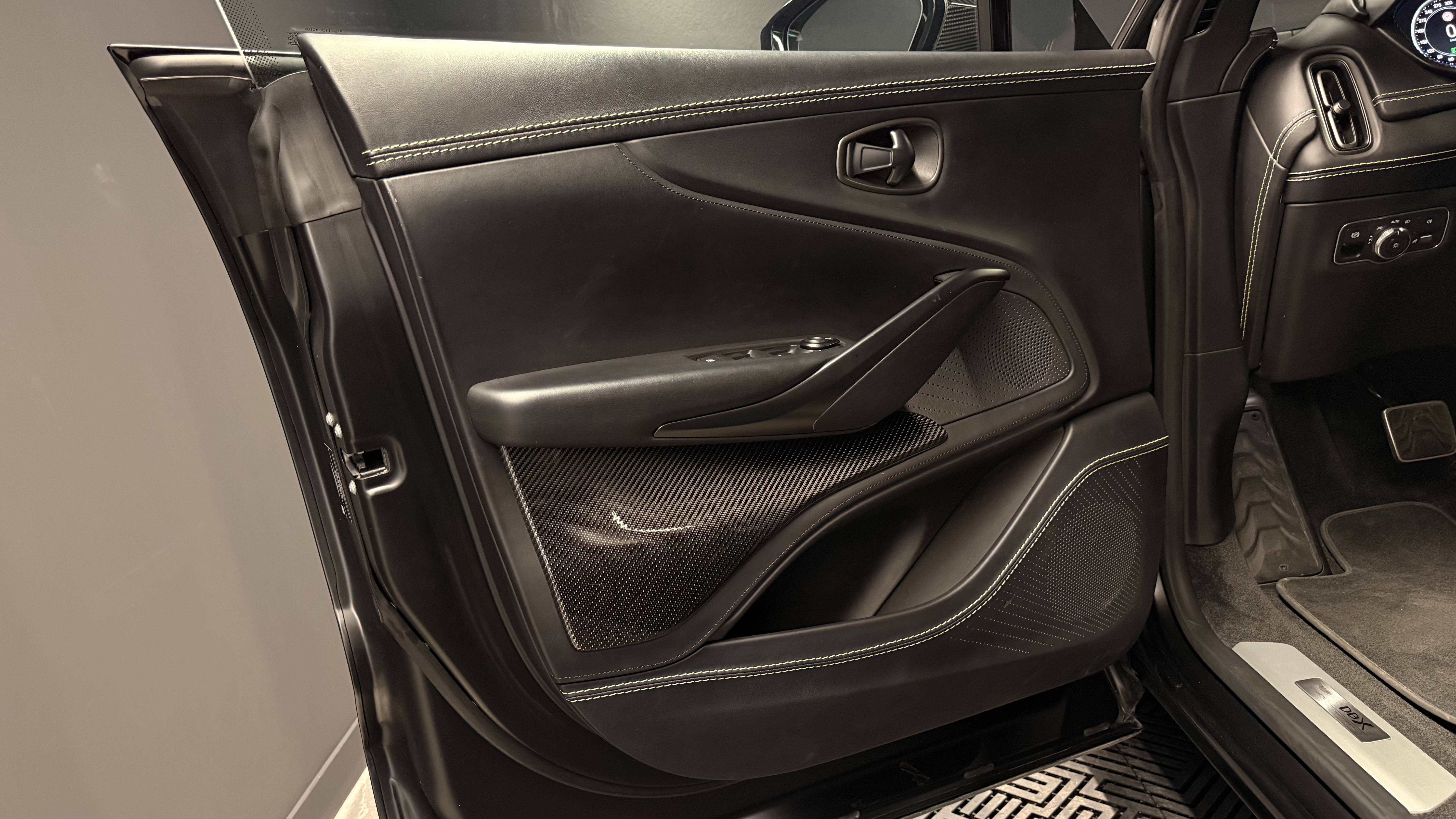 DBX707 DBX707 4.0 Biturbo V8 &mdash; 15