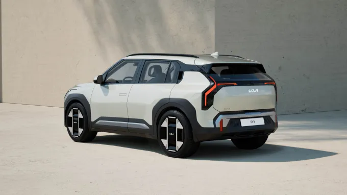 Kia EV3 2025 : trois quarts arrière gauche statique