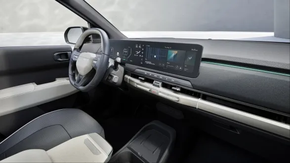 Kia EV3 2025 : planche de bord et écrans vus du siège passager avant